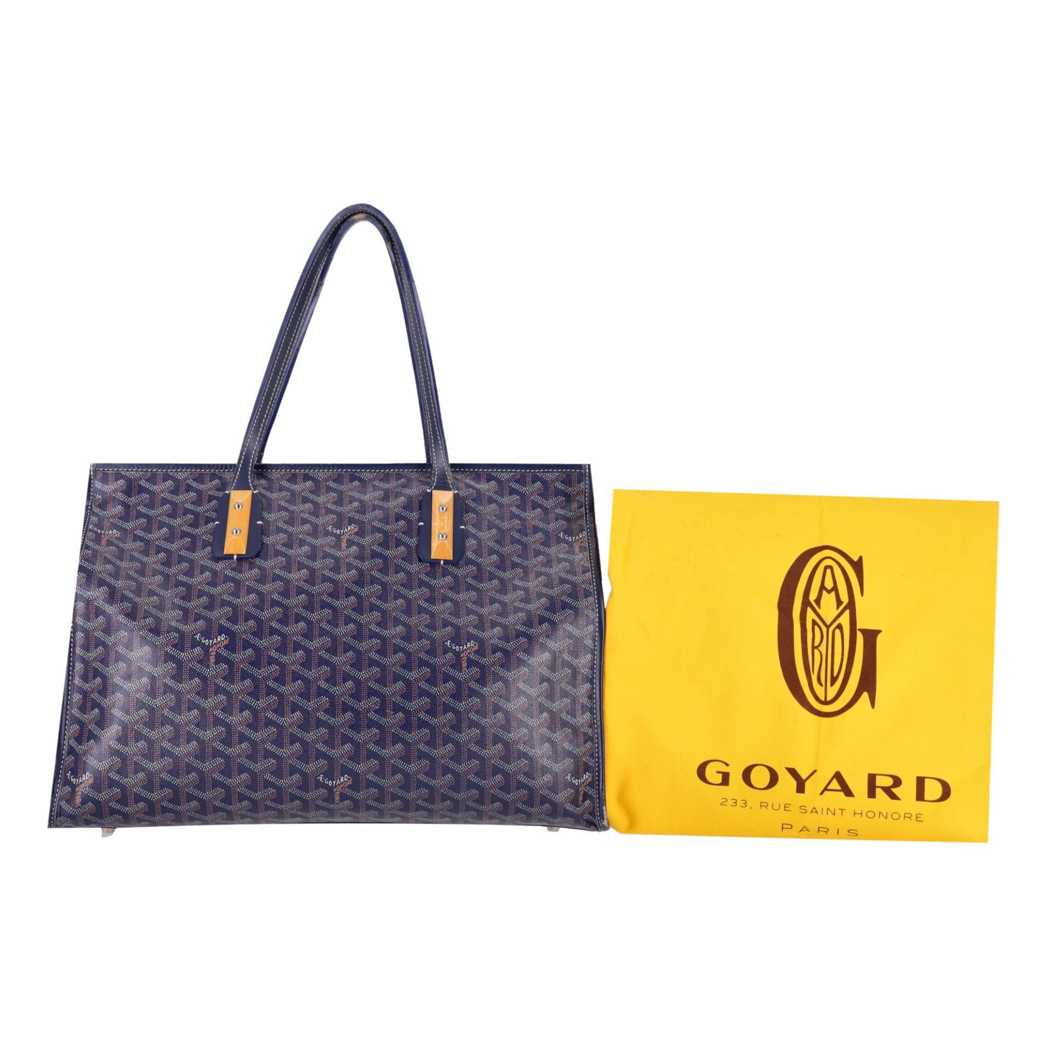 Goyard Marquises Goyardine Coated Canvas Tote Bag

Blue shoulder bag crafted in Goyardine canvas and designed with signature hand-painted monogram pattern.

Detailed with smooth leather trims, dual handle and light wooden details.

Featuring zipped