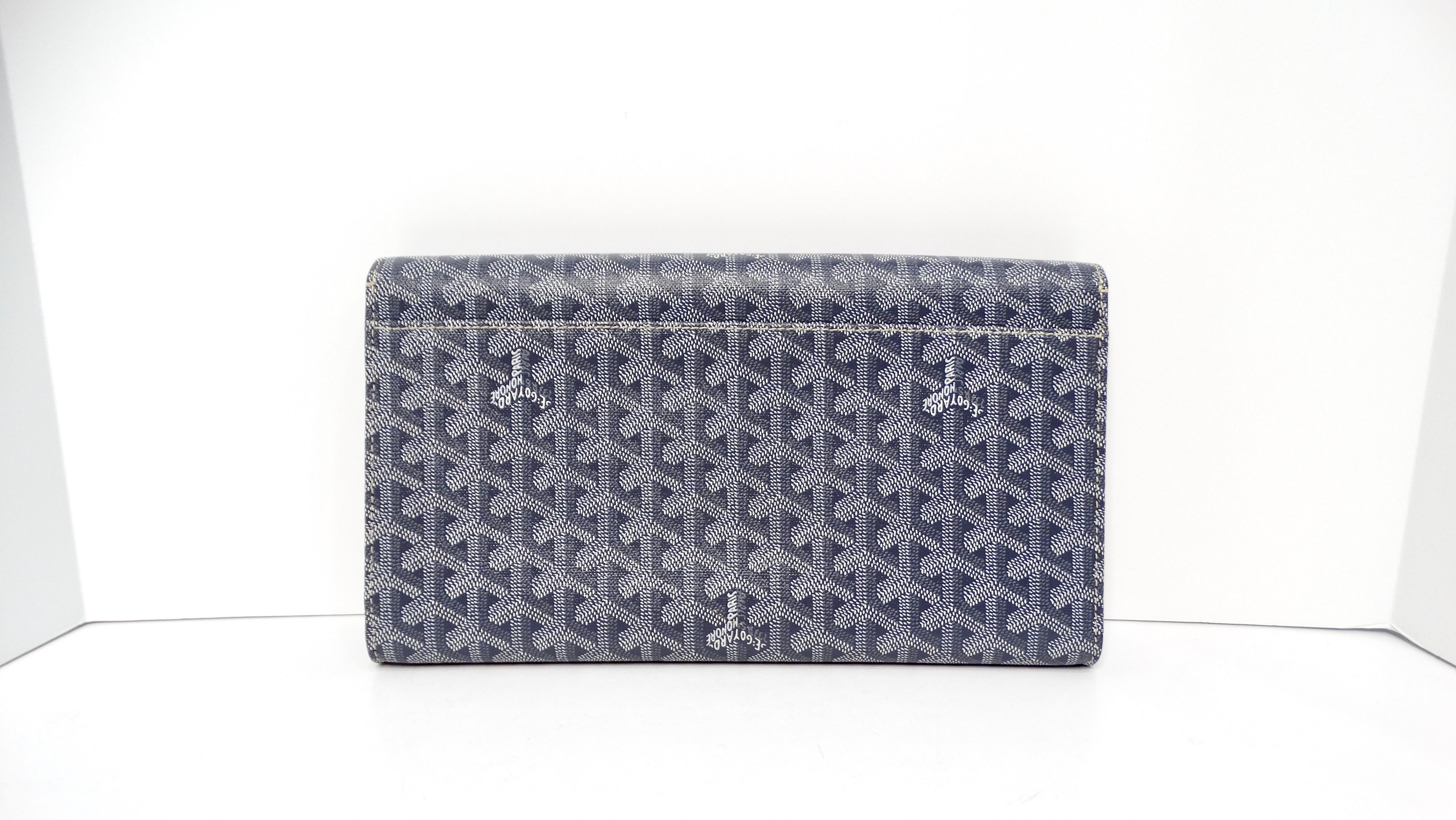 Die Goyard Monte Carlo Bois Clutch in Grau strahlt Raffinesse und unaufdringlichen Luxus aus. Diese große Clutch ist aus hochwertigem Leder gefertigt und zeigt das kultige Goyard Monogramm in einem dezenten Grauton. Ihr unverwechselbares Design