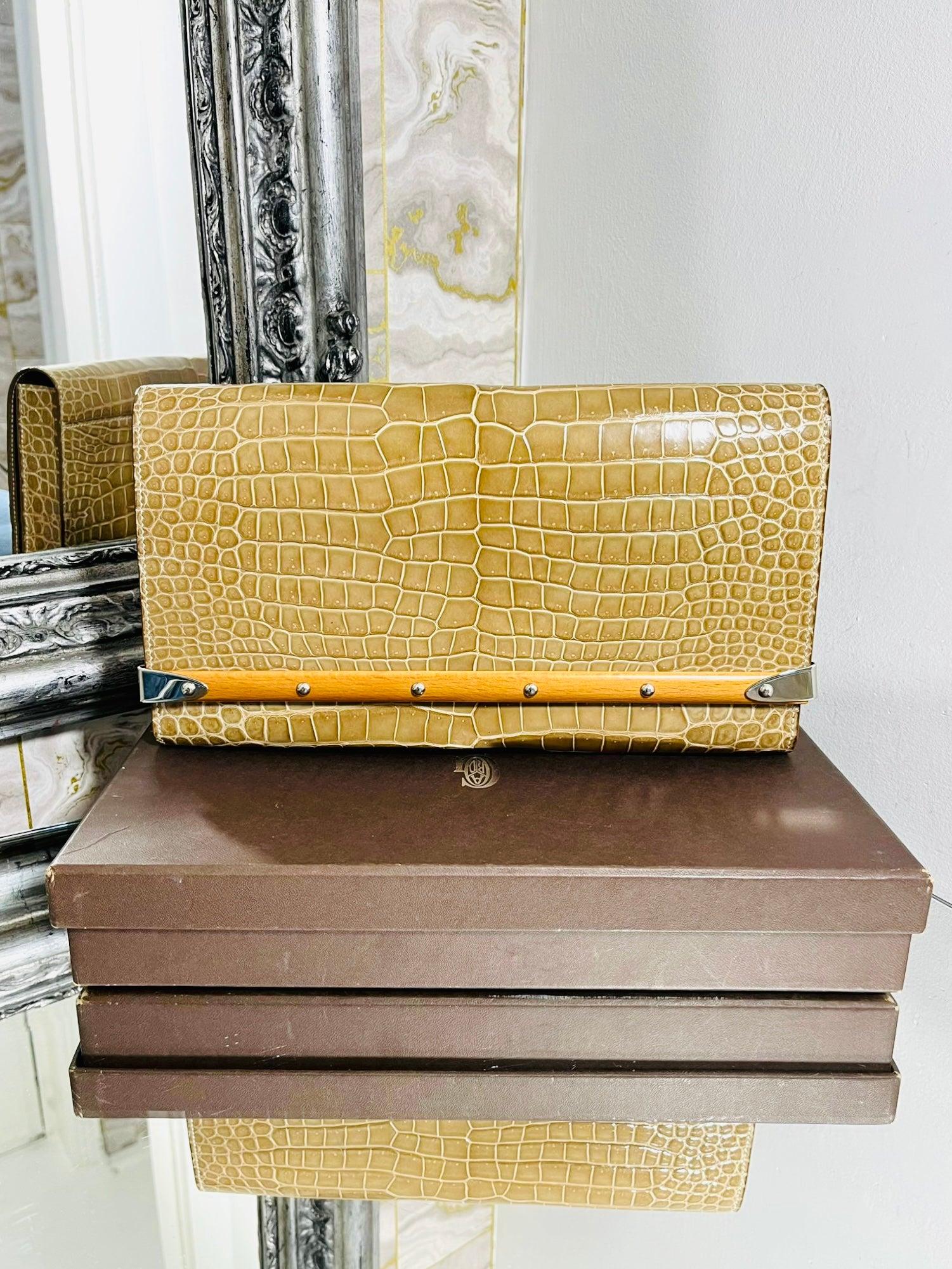 Goyard Monte Carlo Crocodile Skin Clutch Bag - Special Order

Exceptionally rare - Special order in exotic Crocodile skin is the 

iconic model. Flap front with signature wood strap finish with silver rivets.

Size - Height 17cm, Width 30cm, Depth