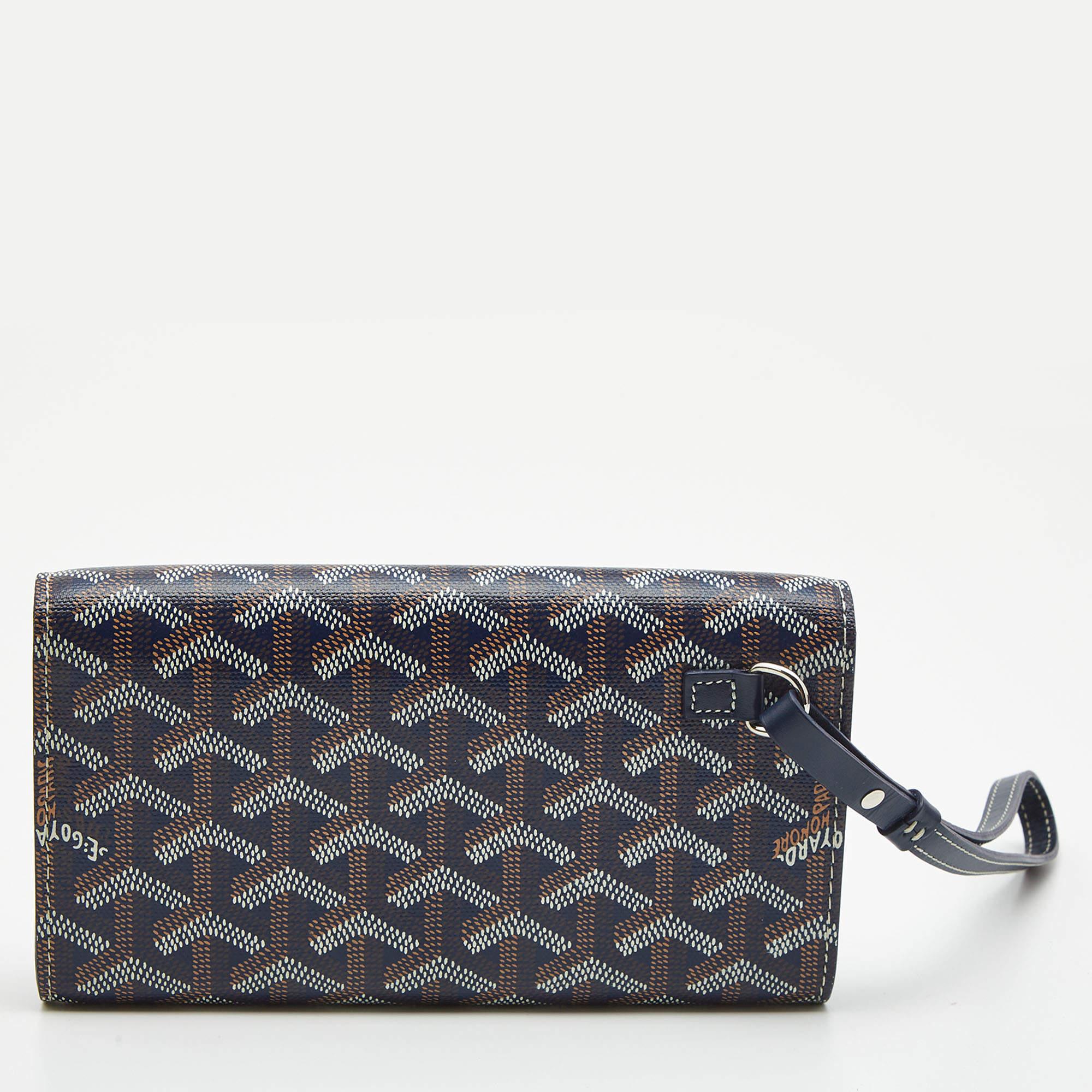 Luxuriously crafted by the experts at Goyard, this Monte Carlo phone case is a must-have accessory for fashion lovers. Crafted in Goyardine-coated canvas and leather, this case carries a sleek silhouette with a wood trim and silver-tone studs on the