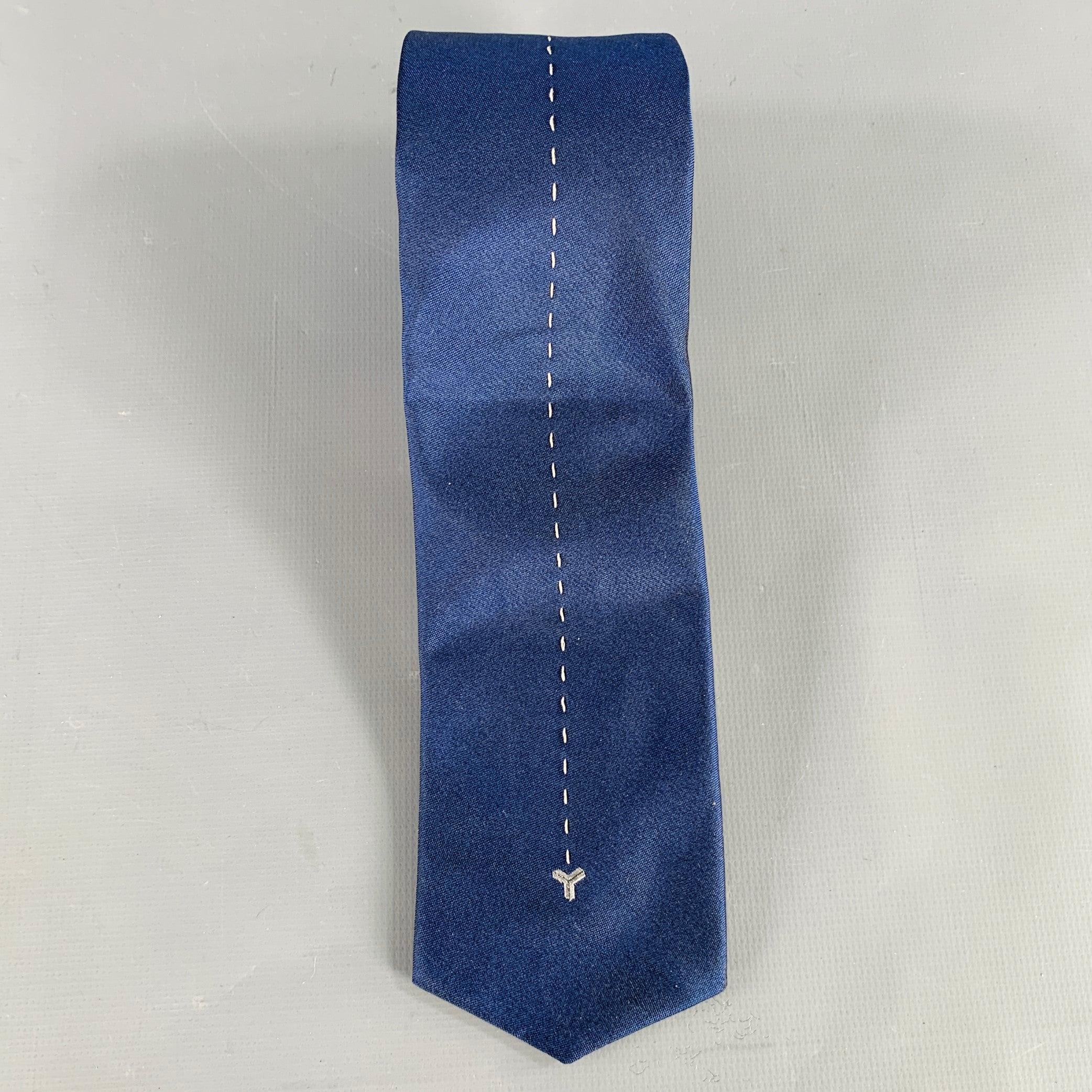 GOYARD necktie
in a navy silk featuring a grey embroidered design with logo. Made in Italy.Excellent Pre-Owned Condition. 

Measurements: 
  Width: 2.5 inches Length: 58.5 inches 
  
  
 
Sui Generis Reference: 135390
Category: Tie
More Details
   
