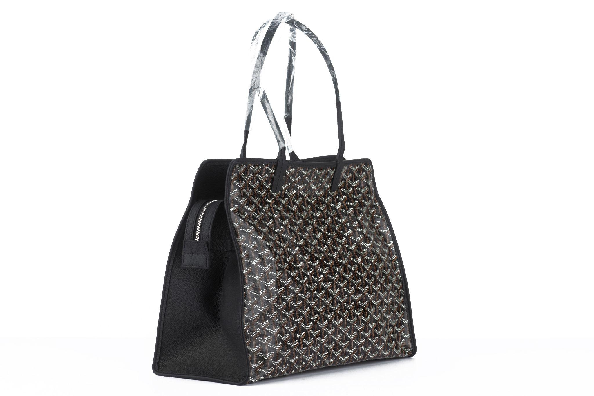 Ce Goyard Goyardine Sac Hardy Pet Carrier PM en noir. Ce sac pour animaux de compagnie est en toile de Goyard avec des bordures en cuir perforé sur les côtés. Le sac est doté de fines poignées en cuir roulées et d'une fermeture éclair argentée sur