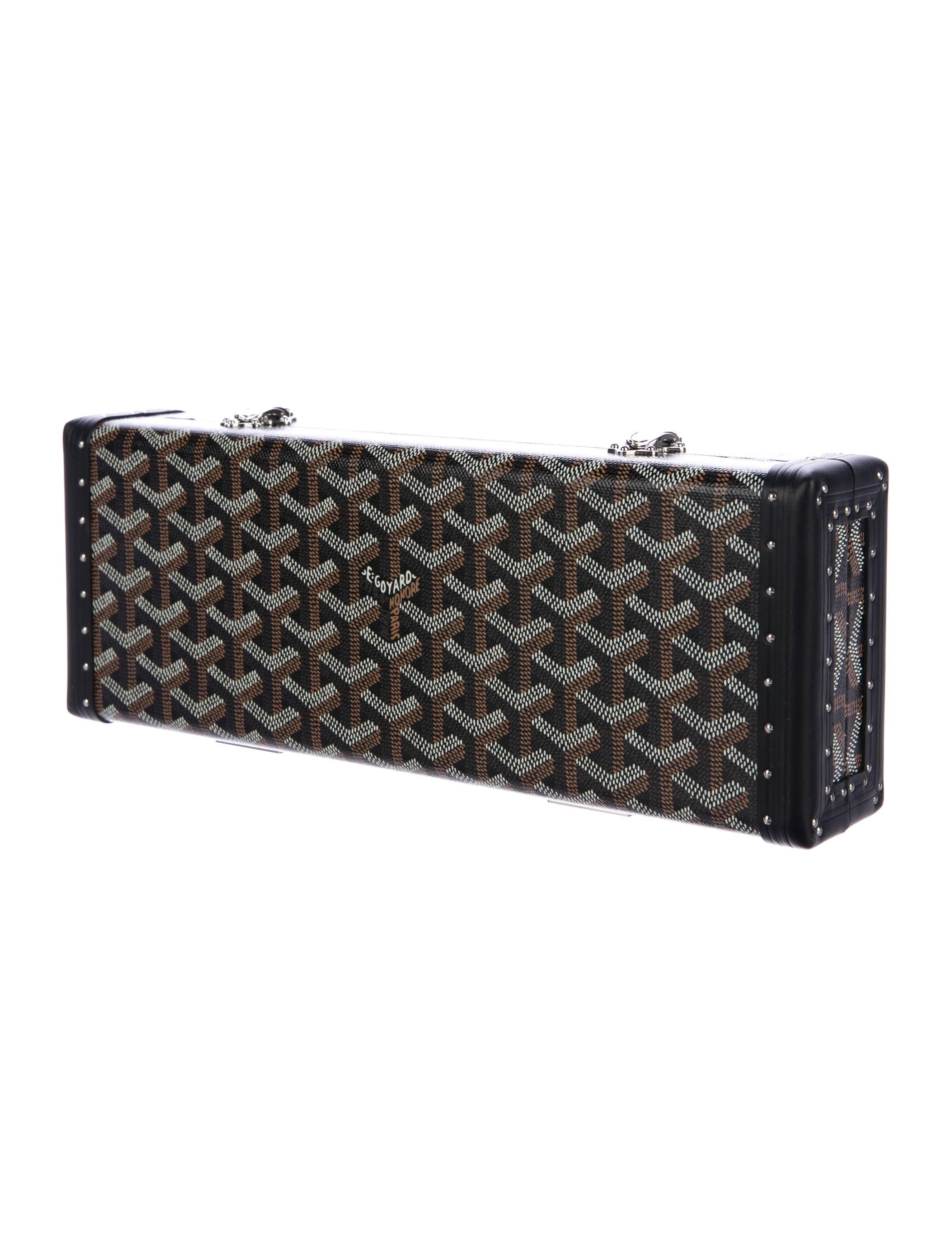 Goyard New Monogram 2 in 1 Evening Clutch Box Drop Chain Shoulder Bag

Leather
Monogram canvas
Palladium hardware 
Leather lining
Flip lock closure
Shoulder strap drop 21