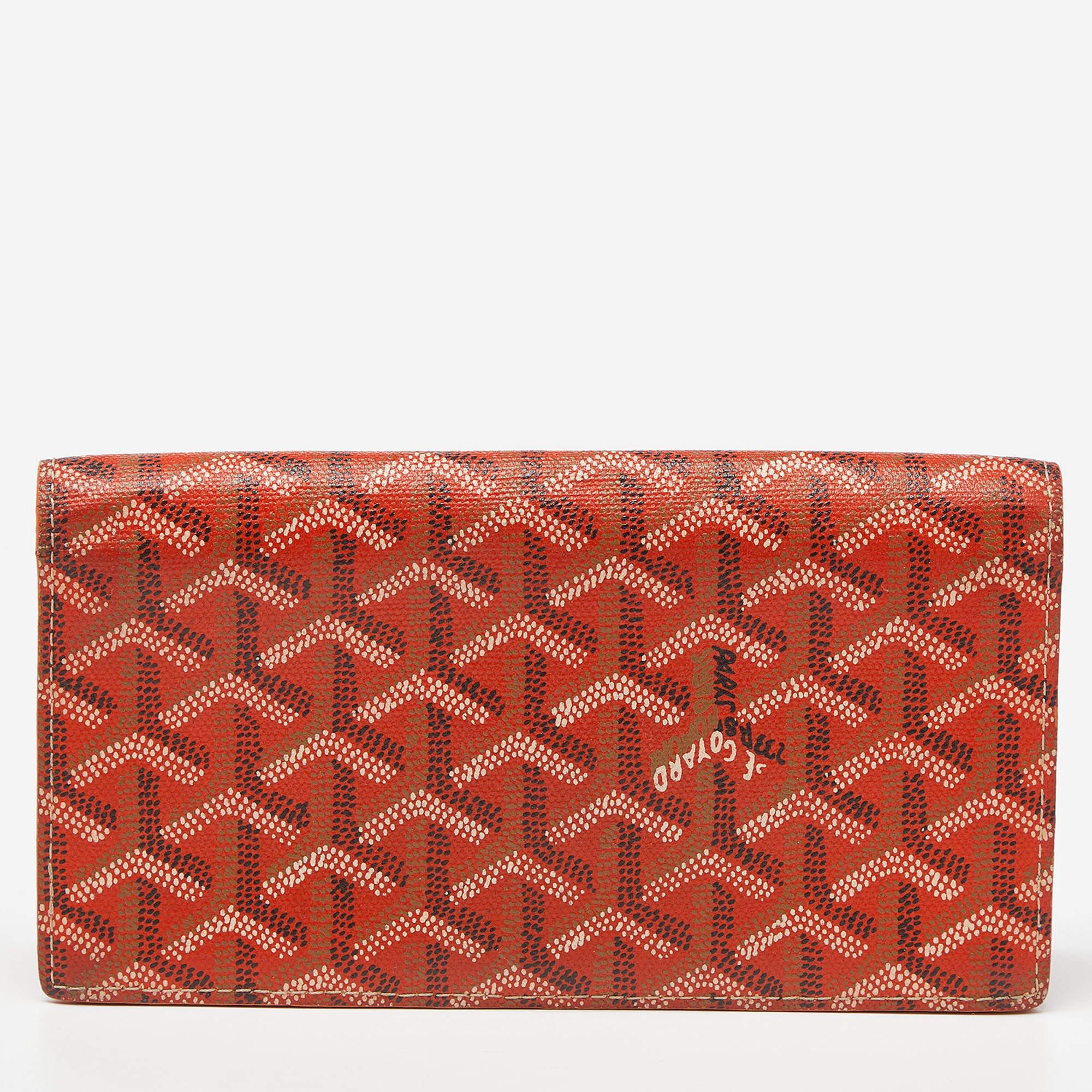 This authentic Goyard wallet for women brings along a touch of luxury and immense style. It comes perfectly crafted to neatly carry your cards and cash.

