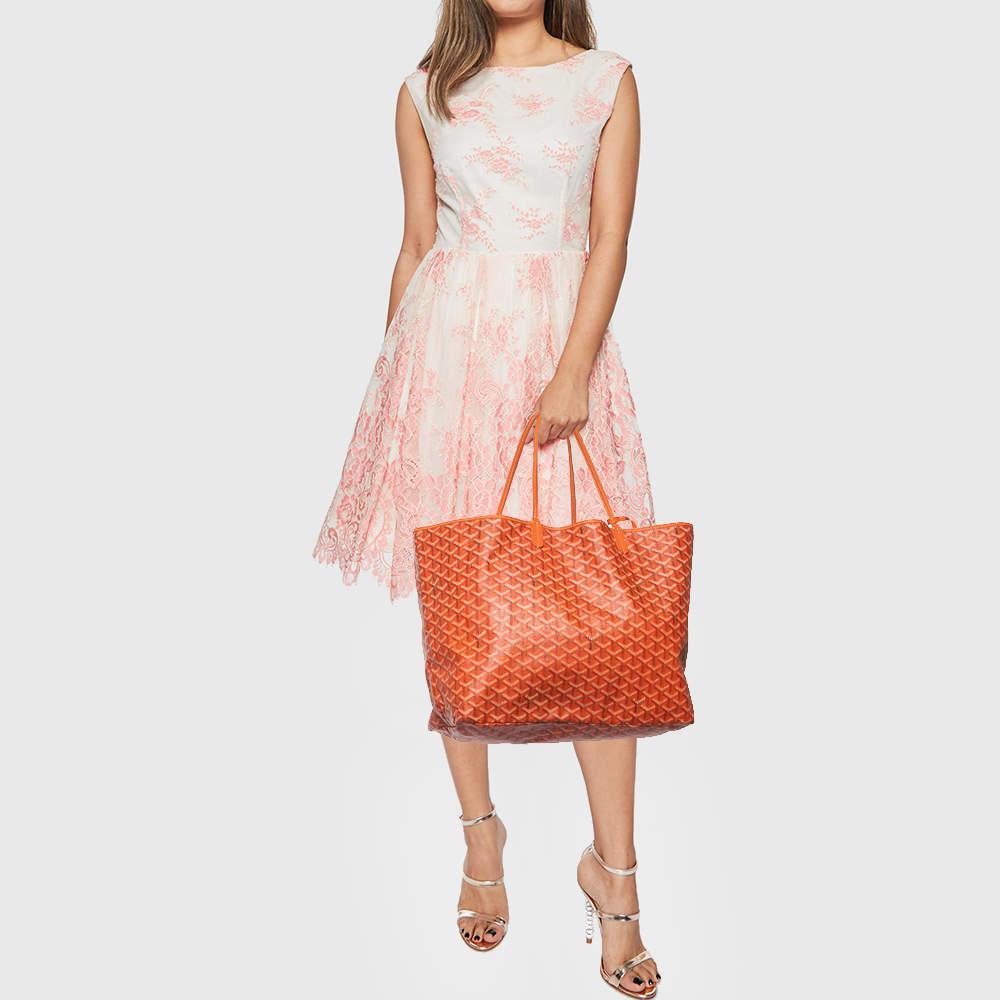A charming creation by Goyard this Saint Louis tote is the result of impeccable construction and artistic design. It is created from the signature Goyardine coated canvas and leather into a versatile silhouette. With a perfect combination of