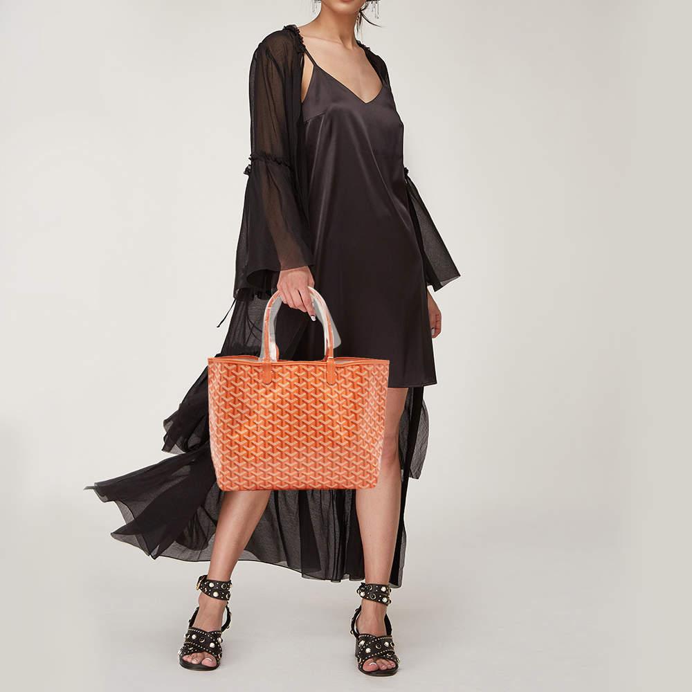 This alluring tote bag for women has been designed to assist you on any day. Convenient to carry and fashionably designed the tote is cut with skill and sewn into a great shape. It is well equipped to be a reliable accessory.