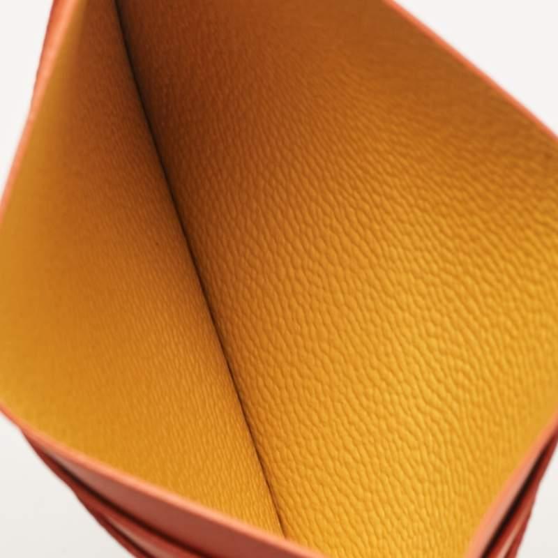 The leather lined interior of this Goyard card holder will lend a stylish abode to your cards. Made from the signature Goyardine coated canvas its exterior is equipped with card slots at the front and at the back.