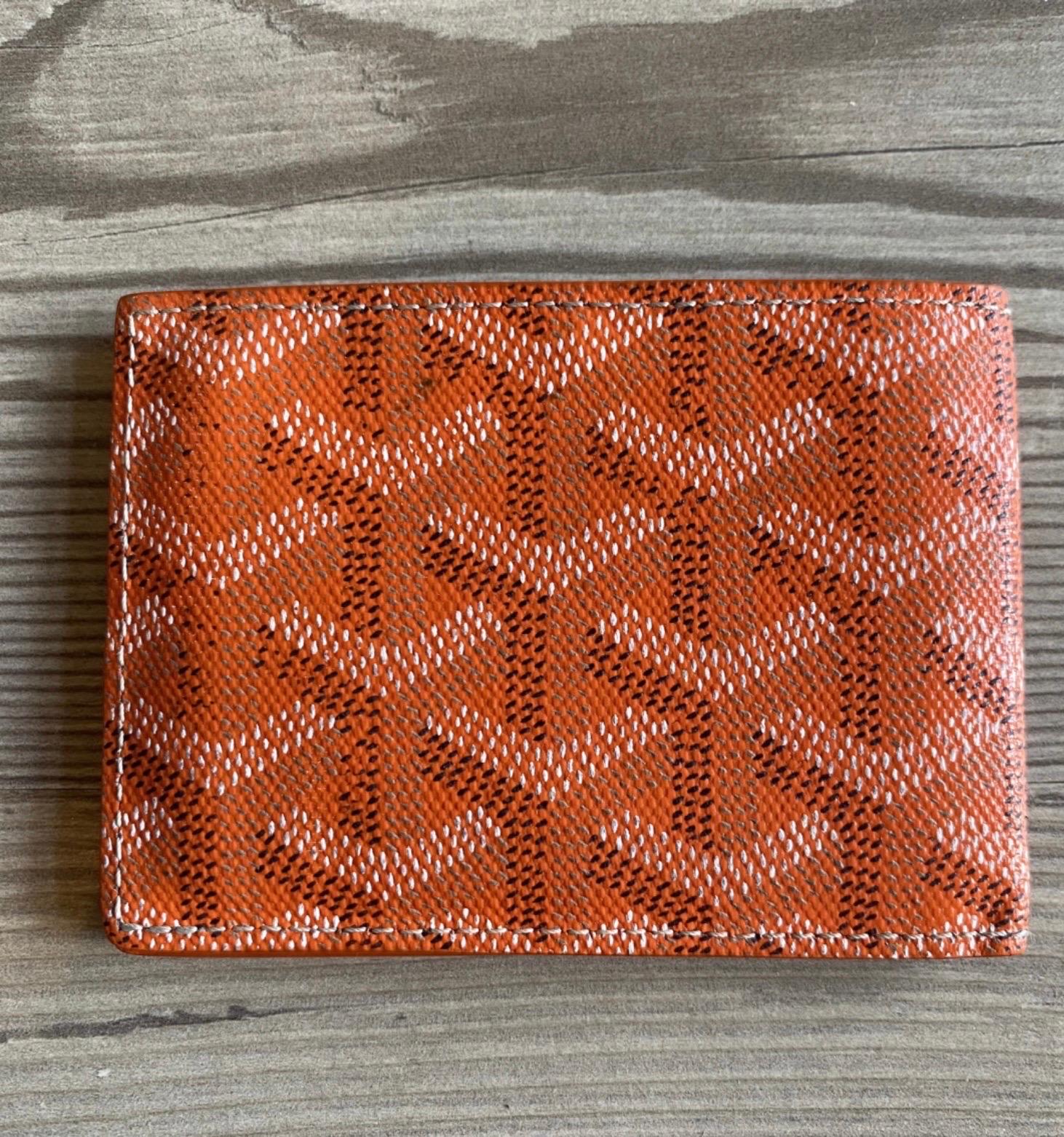 Goyard card holder. in orange leather with box and tag. measures:
Height 7 cm
length 10 cm
Excellent condition, like new