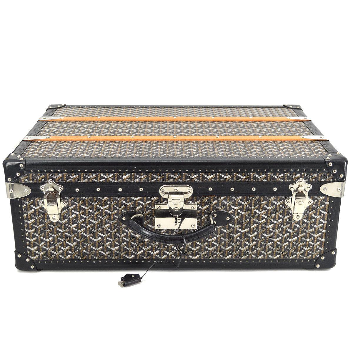 Goyard Palace 70 Travel Trunk Handbag Noir

Informations complémentaires :
MATERIAL : PVC, cuir, bois
Couleur : noir, marron, etc.
Livré avec : Couvercle de clé, clé*2
Taille (pouces) : L 27,6 x H 18,5 x D 10,2