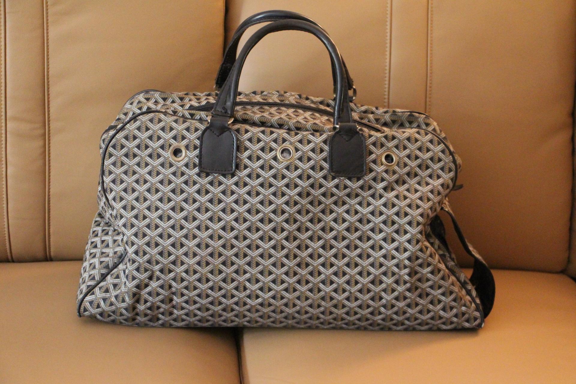 This superb Goyard pets bag features the very sought after woven canvas as well as black leather trim and handles.Its large handles are very comfortable and sturdy.
It features a long horizontal zip on its front as well as little holes for animal