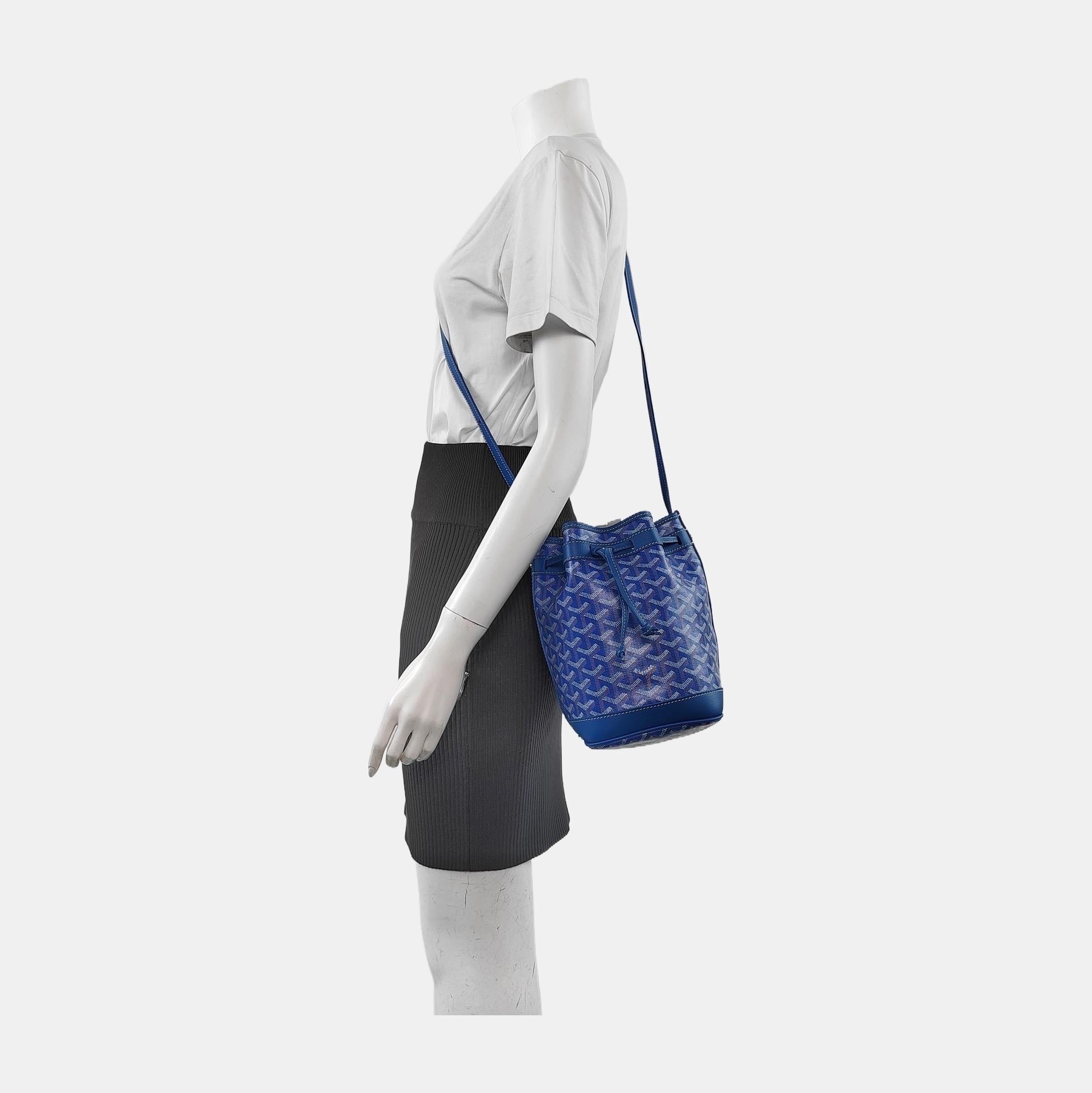 Condition: NEVER WORN

DETAILS
Brand: Goyard
Model: Petit Flot
Origin Country: France
Interior Material: Canvas
Hardware Color: Silver-Tone
Exterior Color (Generic): Blue

Dimensions: Width 17cm x Height 23cm x Depth 14.5cm
Strap length 119cm