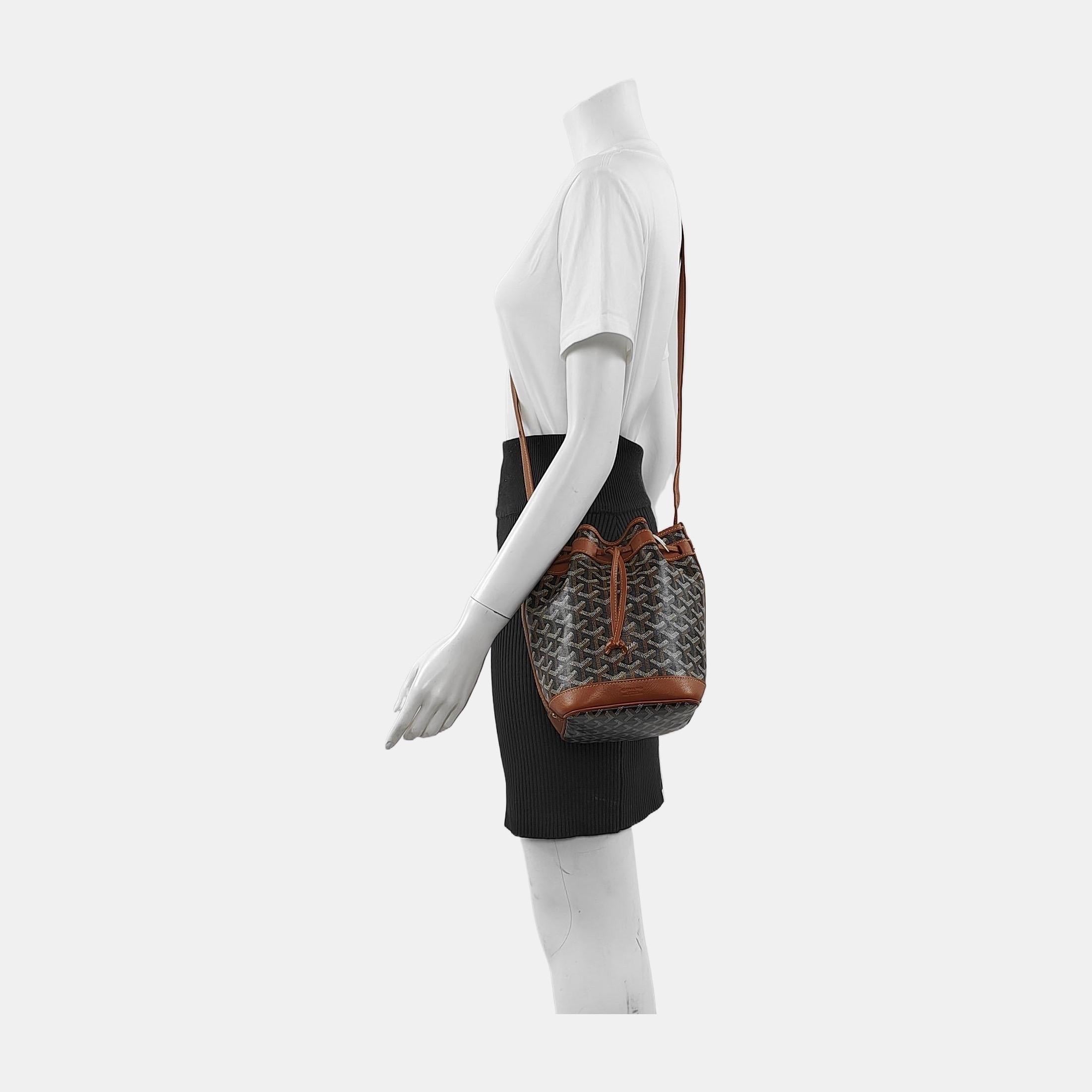 Condition: NEVER WORN


DETAILS
Brand: Goyard
Model: Petit Flot
Origin Country: France
Interior Material: Canvas
Hardware Color: Silver-Tone
Exterior Color (Generic): Brown

Dimensions: Width 17cm x Height 23cm x Depth 14.5cm
Strap length 119cm