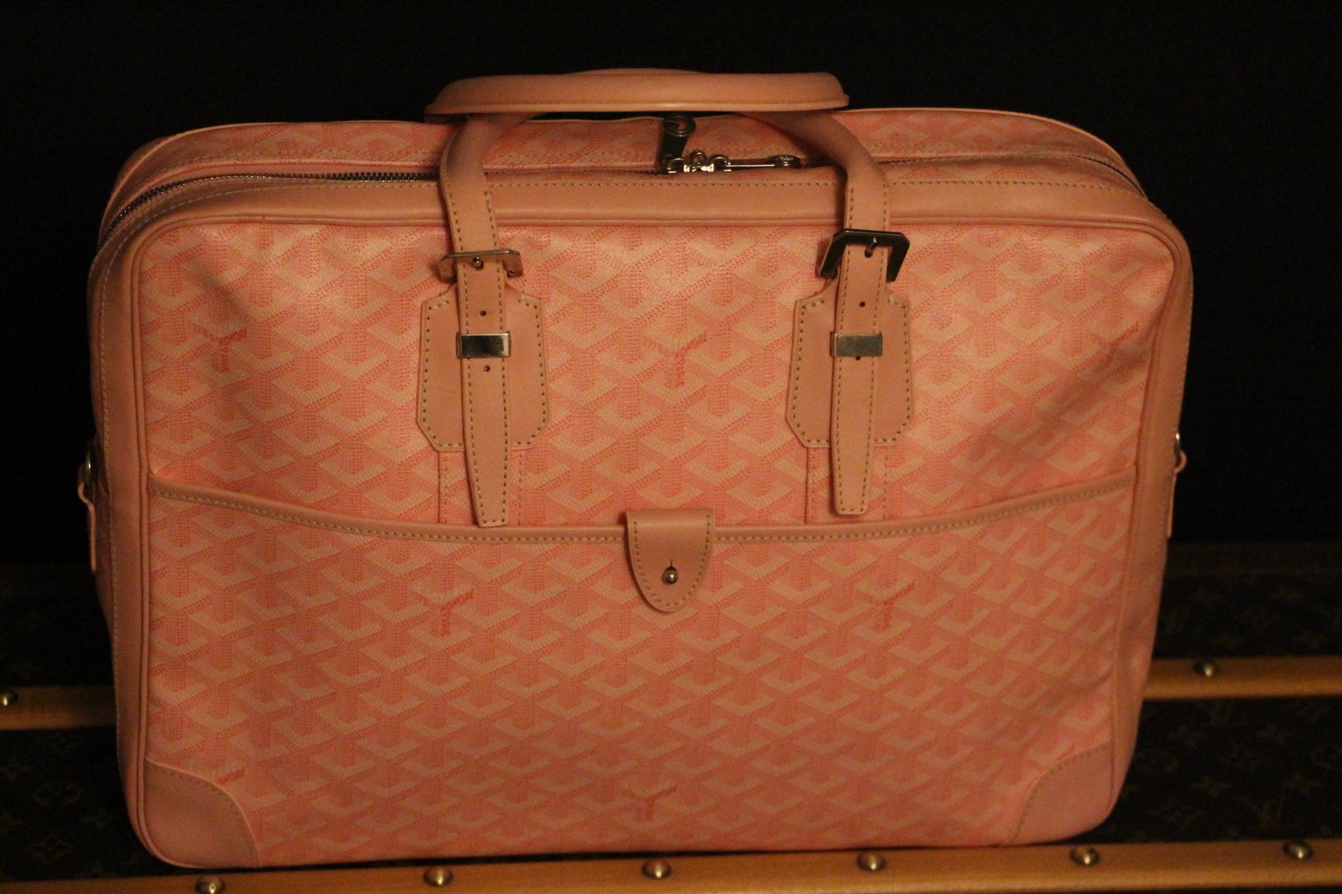  This Goyard pink chevron bag features the very famous Goyard canvas, palladium-plated hardware, dual rolled leather top handles, single slit pocket at front, pink leather trim, protective feet at base, marigold canvas lining, dual pockets at