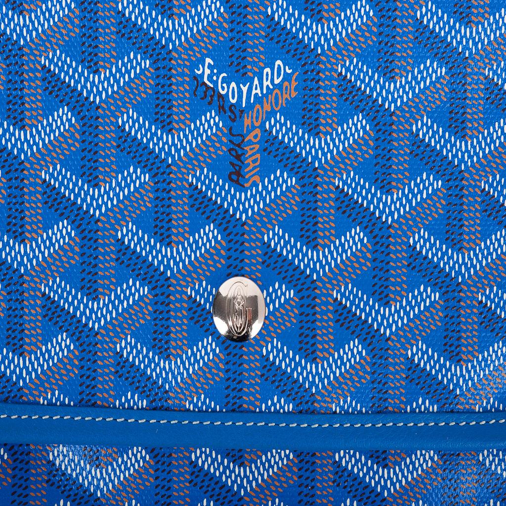 Guaranteed authentic Goyard Plumet crossbody / clutch featured in Blue - Goyard's answer to the wallet on a chain!
Inspired by the Saint Louis tote inner Pouch, the Plumet is practical, lightweight and versatile.
Can be carried as a crossbody,