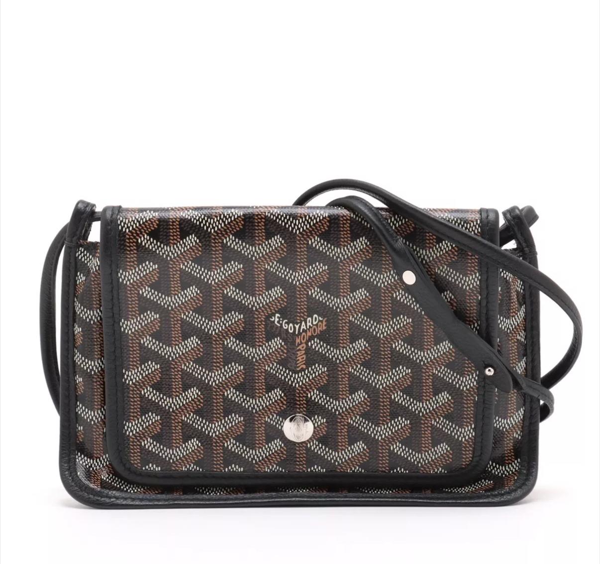 El bolso Goyard Plumet Pocket Wallet Crossbody en negro es un accesorio versátil que combina a la perfección funcionalidad y elegancia. Confeccionado con la lona recubierta de goyardina característica de Goyard, presenta el icónico estampado de