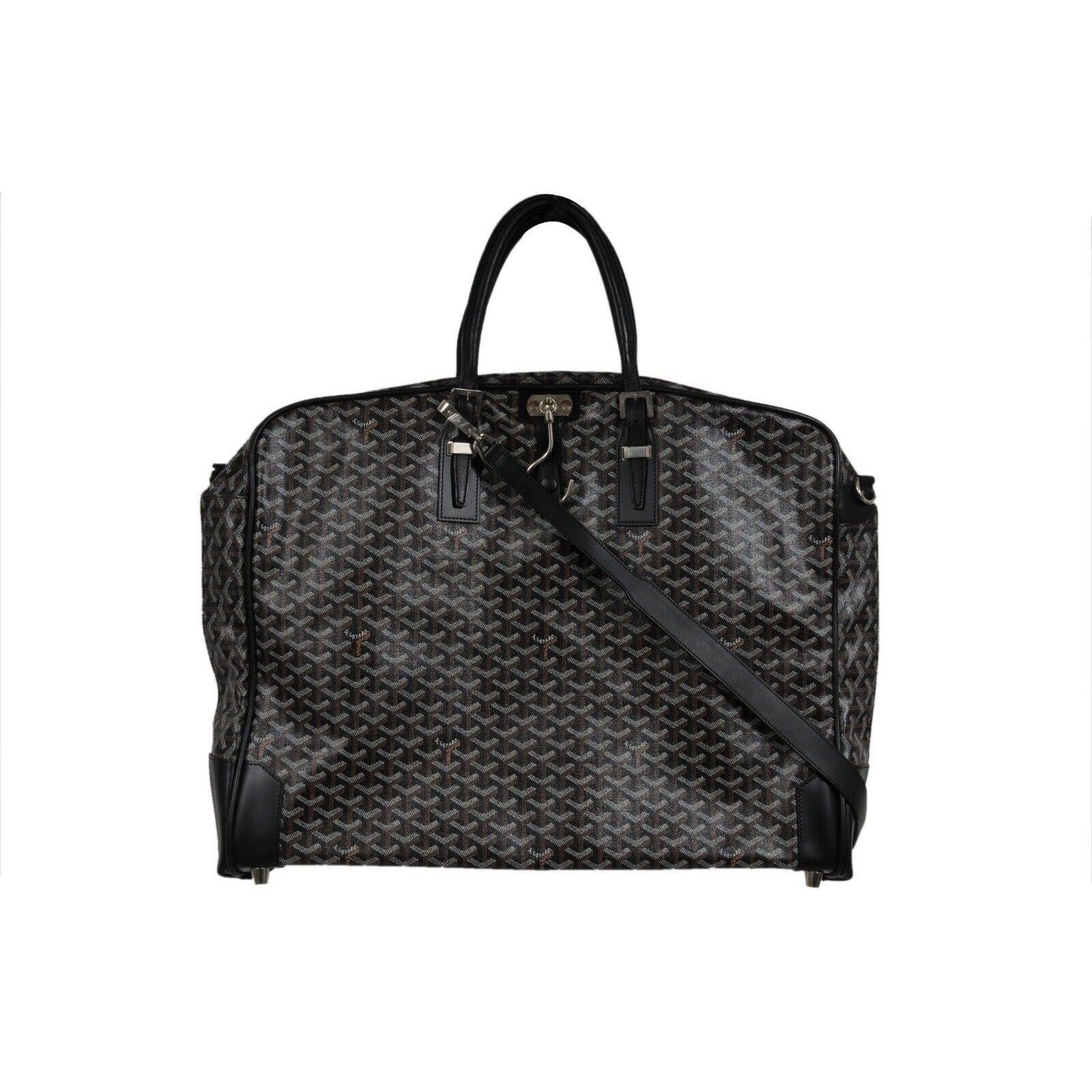 - Esterno nero

- Ordine speciale di Goyard

- Viaggio in fortezza perfetto

- Senza sacchetto antipolvere



Condizioni: 

La borsa è in ottime condizioni e non presenta imperfezioni di rilievo. La tracolla ha ancora della plastica sull'hardware.