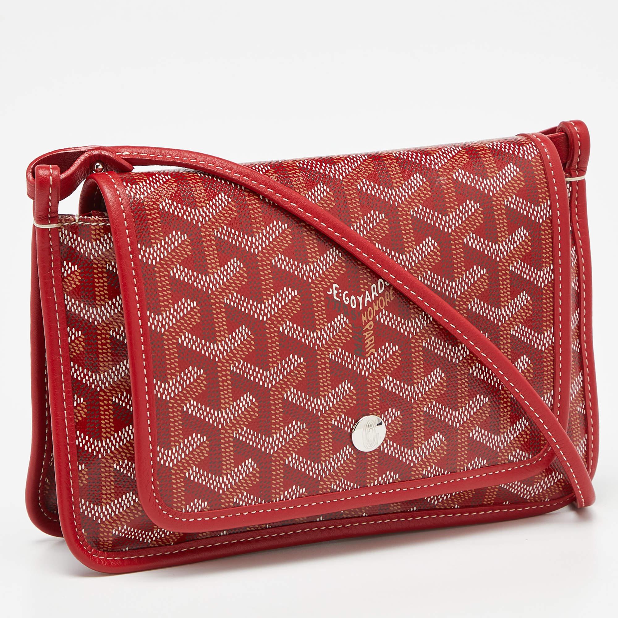 Ensure your day's essentials are in order and your outfit is complete with this authentic Goyard bag for women. Crafted using Goyardine canvas, the bag has a long strap, flap closure, and a well-sized interior lined with canvas.

