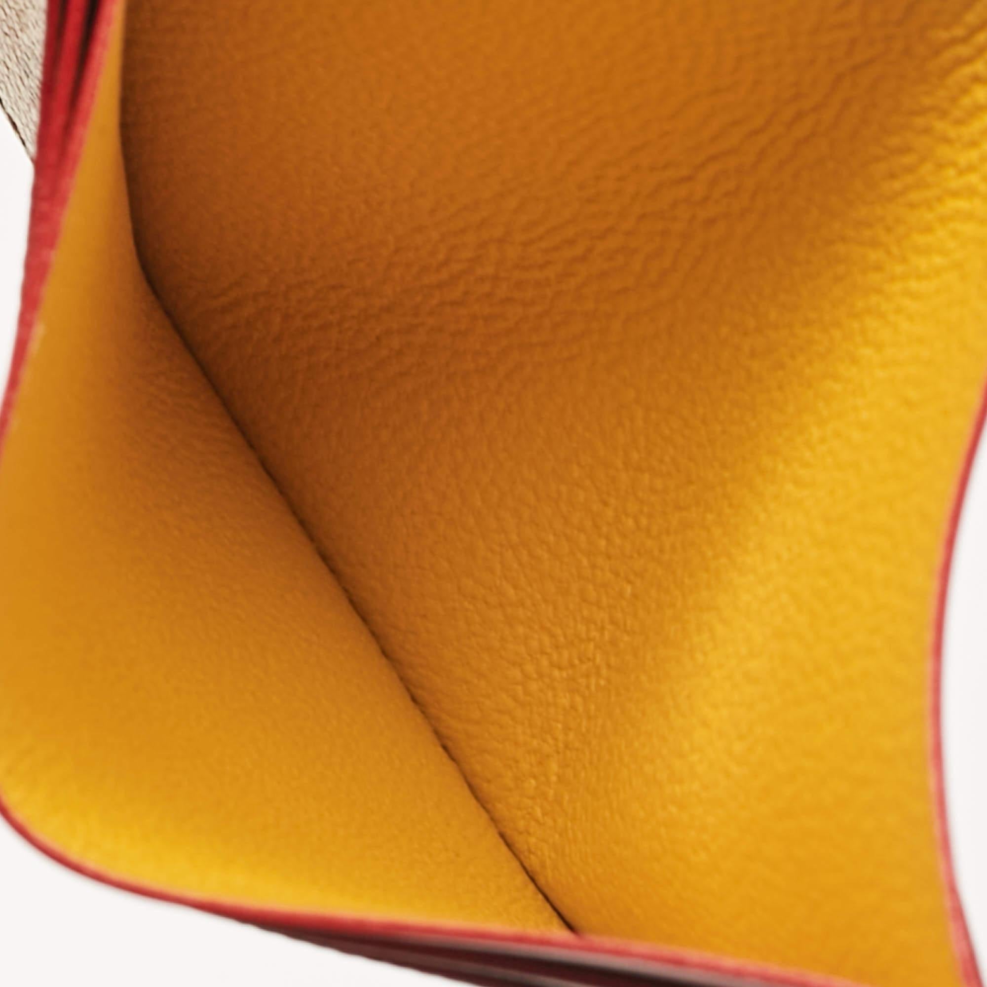 The leather lined interior of this Goyard card holder will lend a stylish abode to your cards. Made from the signature Goyardine coated canvas its exterior is equipped with card slots at the front and at the back.