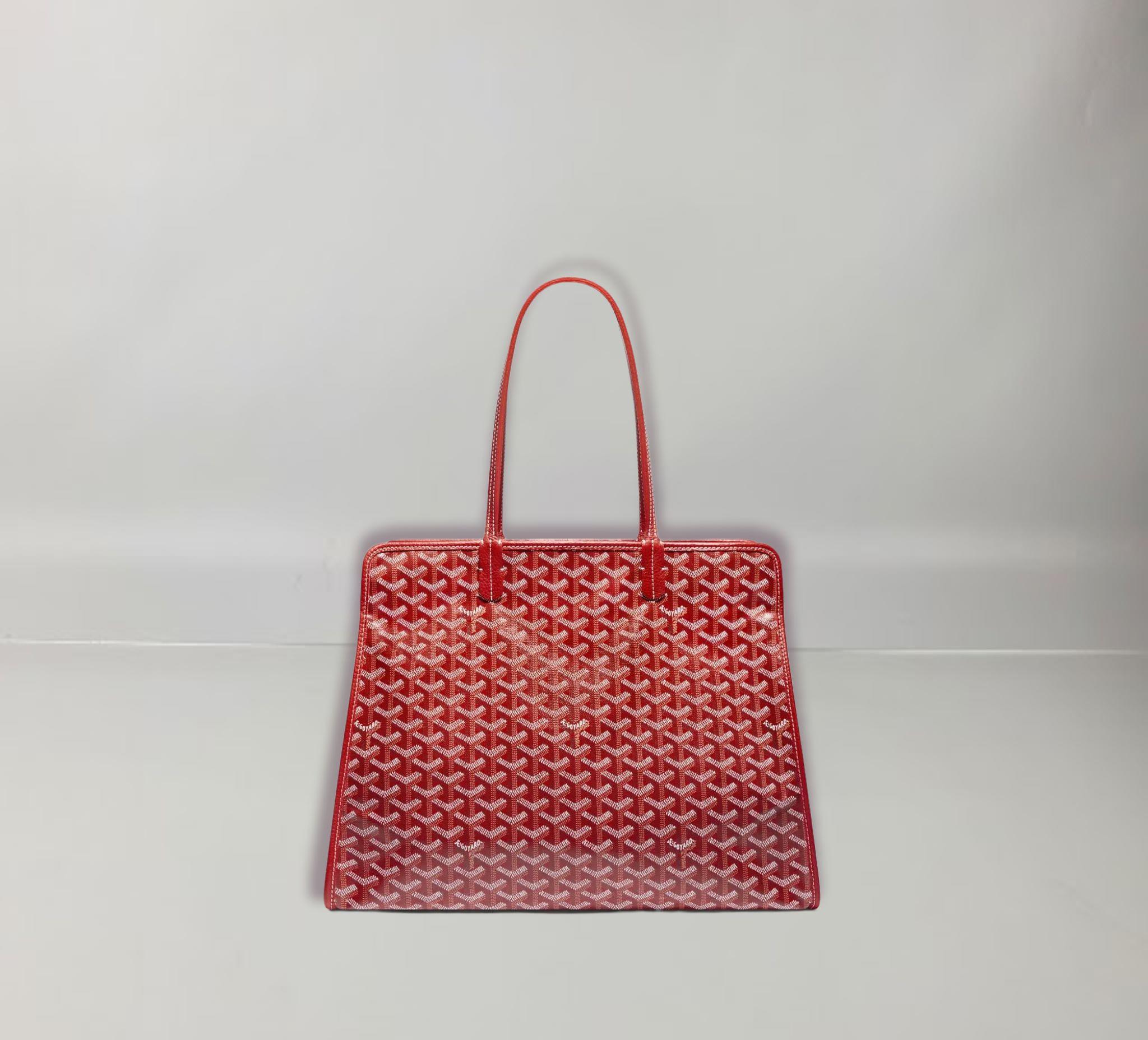 Goyard's Bag dont have cardboard box, it will  be ship with dust bag and authenticity card
The Hardy PM bag is ideal for everyday use or work because it can easily carry A4 files. It is perfect for people looking for lightness, extreme flexibility