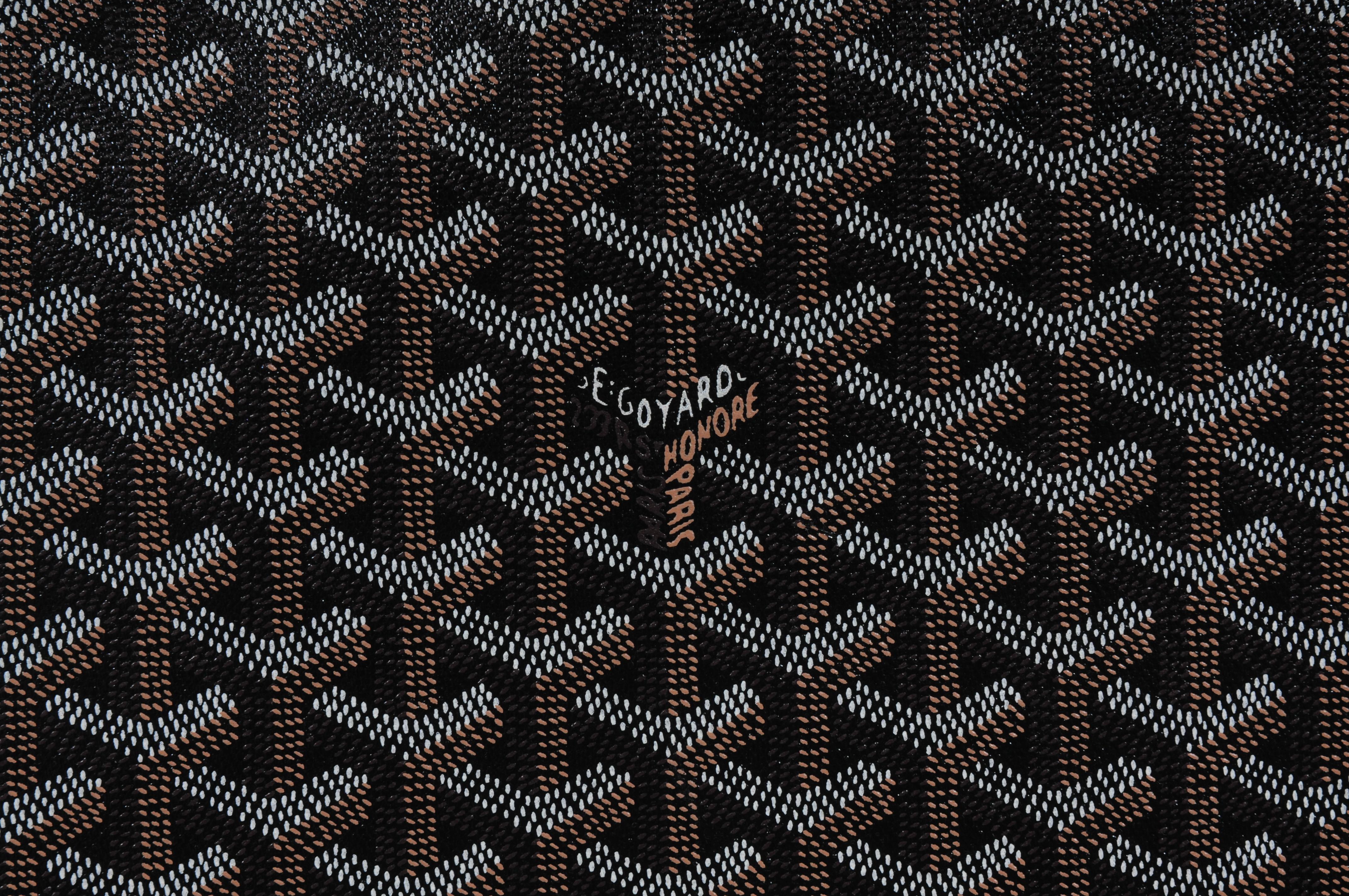 - Extérieur en goyard noir 

- Poignée de tirage de couleur argentée

- Garniture en cuir

- Poignée latérale pliante, extrêmement facile et confortable à rouler. 



Condit : 

Le bagage à roulettes est dans l'ensemble en très bon état et ne