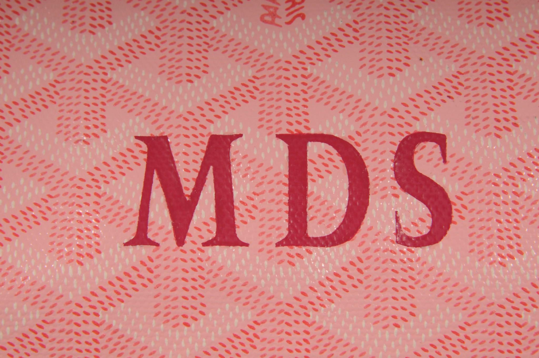 - Esterno rosa e manici rosso chiaro

- Prodotto in Francia

- Ha le iniziali MDS



Condizioni: 

La borsa è in ottime condizioni e non presenta imperfezioni di rilievo. 



Misure: (approssimativamente in pollici) 

18,5 L. x 11 H. x 6 W.