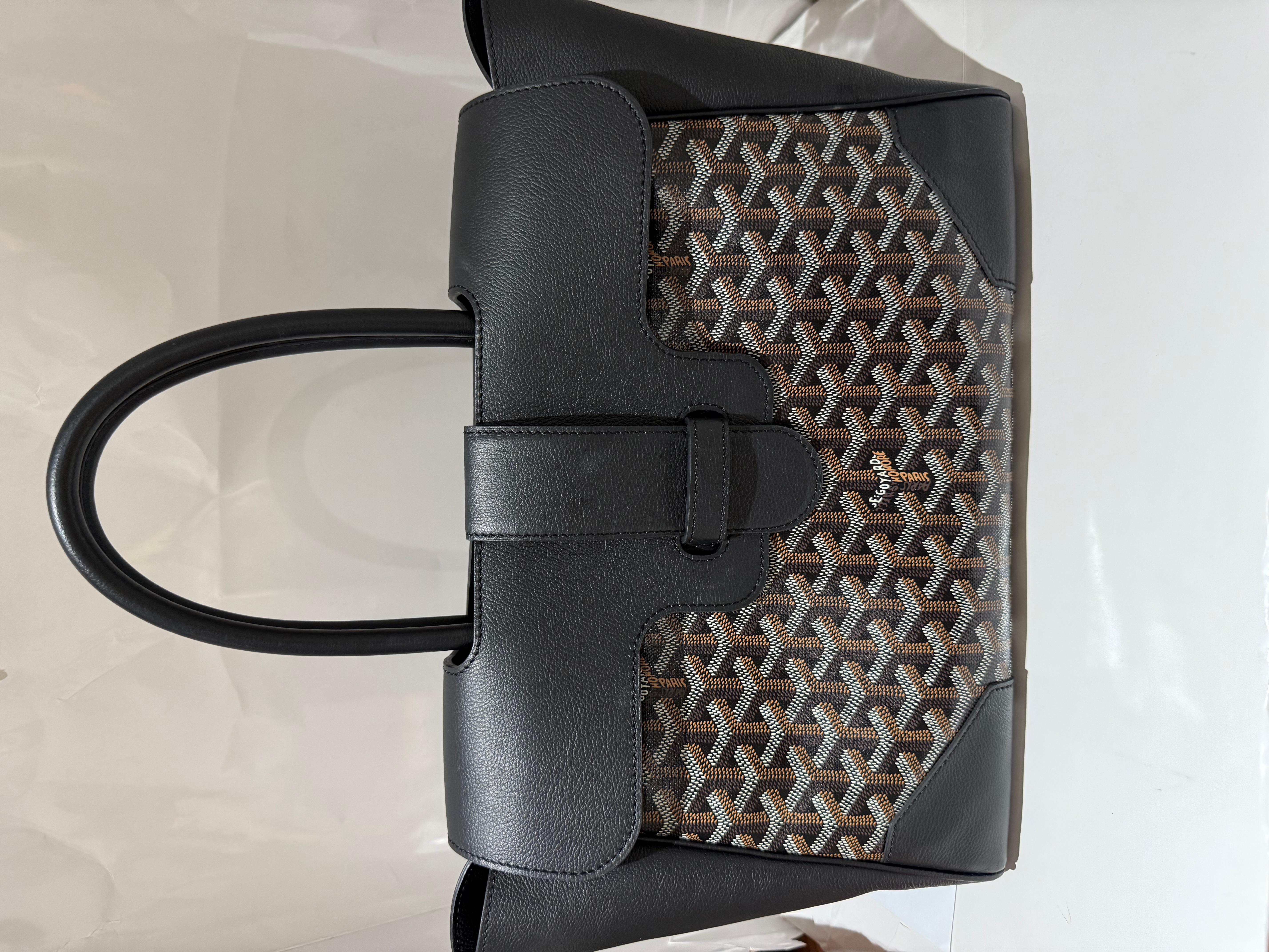 Goyard Saigon tote bag  is the most easy-going vibe of a tote and the grown-up flair of a handbag, the seamlessly transforms itself to offer a variety of styles and ways to wear it. Open or closed, gussets & flap in or out, it is in tune with every