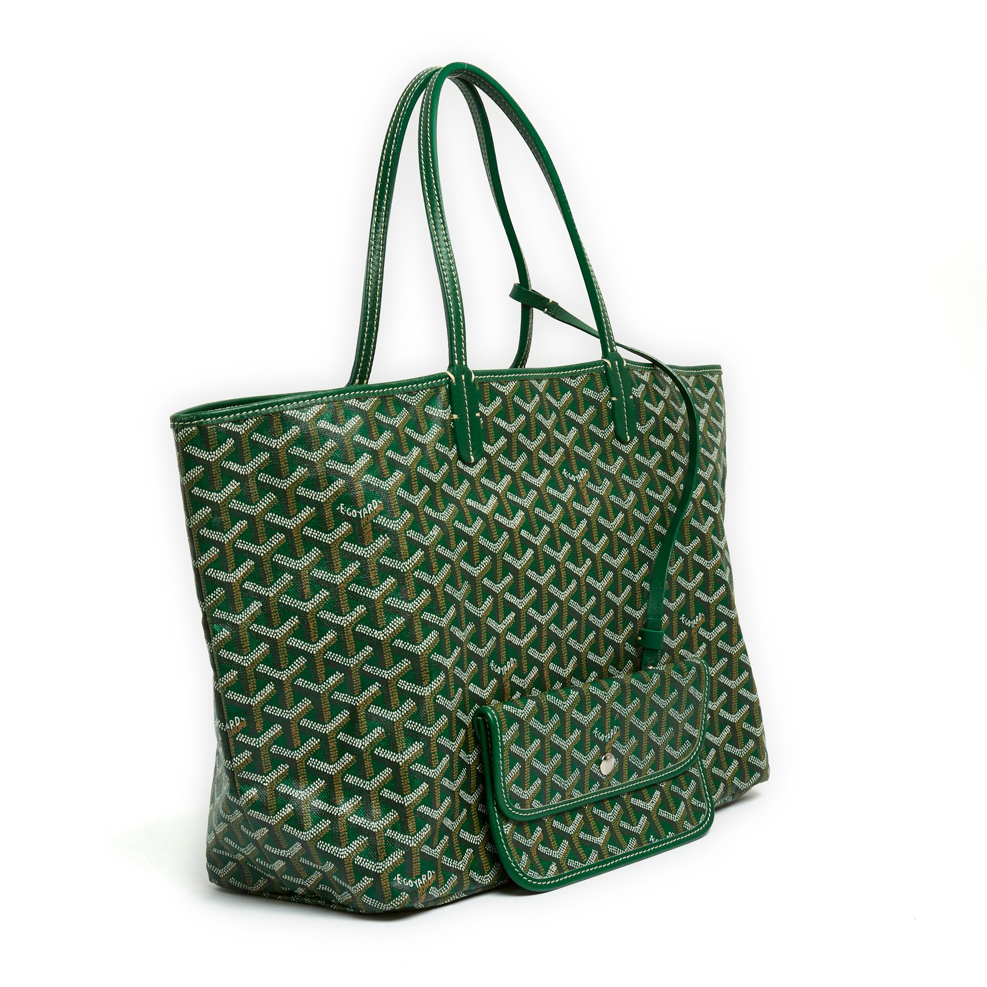 Goyard Tote Bag Modell Saint Louis im GM-Format aus Goyardine Canvas und grünem Leder, ungefüttert, koordinierte Tasche auf Link. Flache Maße: Breite 49 cm x Höhe 27 (ohne Griffe) x Tiefe 15 cm, Griffe 42 cm. Die Tasche wurde getragen und eine der