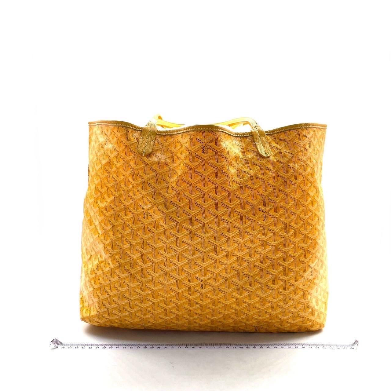 Estado: MUY BUENO

Ligeras grietas en la cera a lo largo de las asas, ligeros roces en las esquinas. Manchas/transferencia de color en el interior. 

DETALLES

Marca Goyard
Tamaño (Específico): GM Grande
Color del hardware: tono plateado
Color