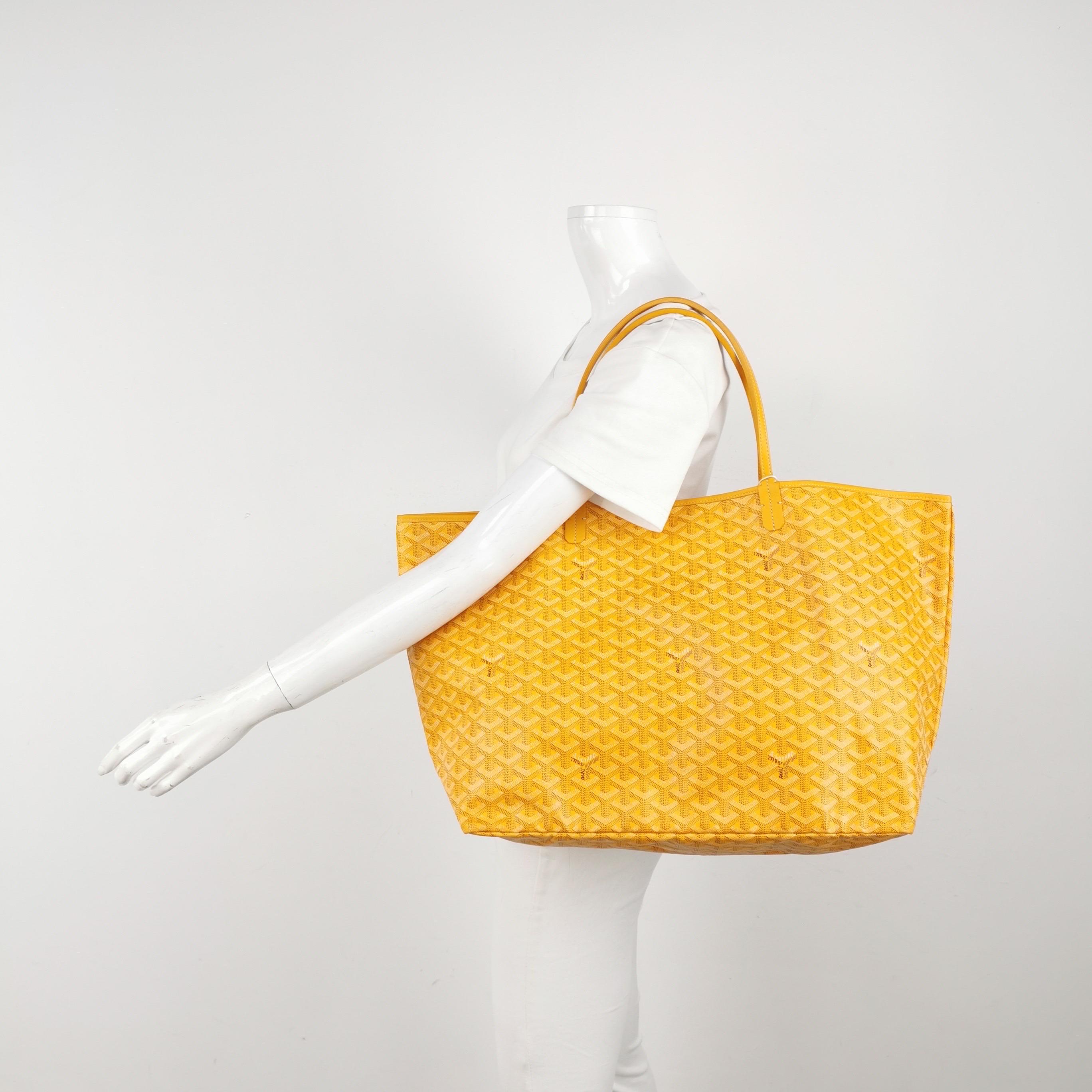 Estado: EXCELENTE

Ligeras grietas en la cera a lo largo de las asas, ligeros roces en las esquinas. 

DETALLES

Marca Goyard
Tamaño (Específico): GM Grande
Color del hardware: tono plateado
Color exterior (Genérico): Amarillo
Dimensiones
Anchura