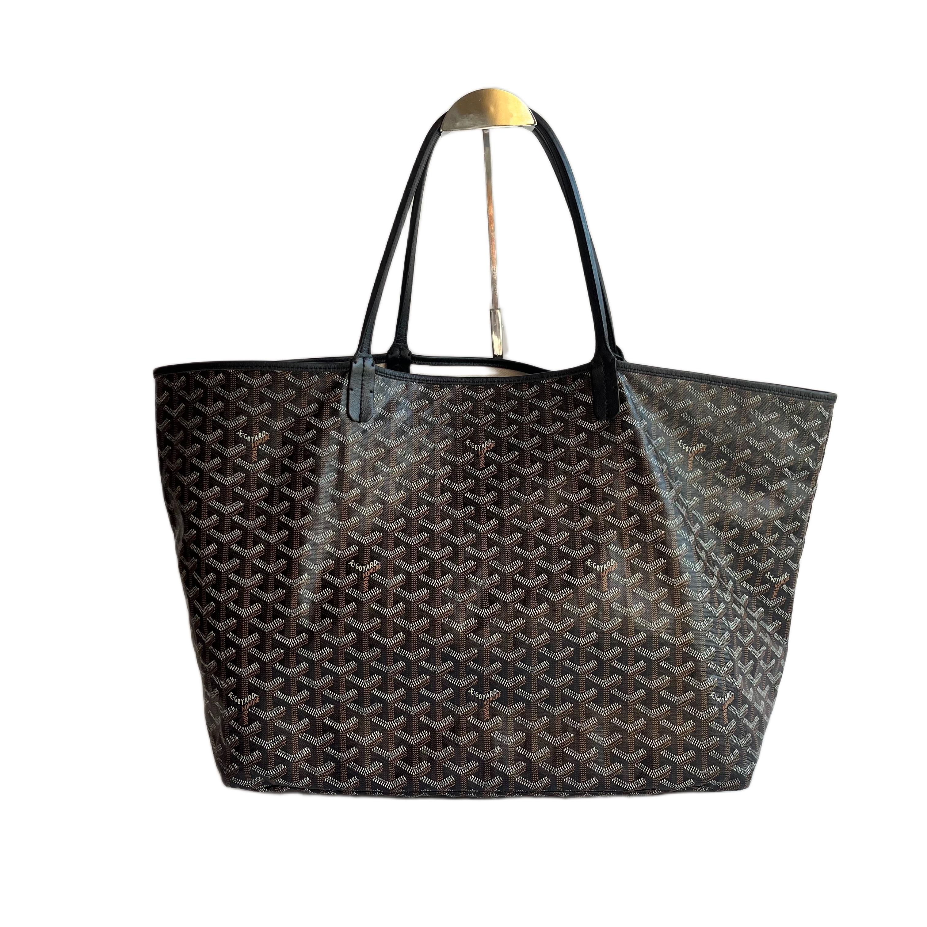 ÉTAT : TRÈS BON

Ce sac à main authentique est en très bon état et présente peu de signes d'usure à l'extérieur. Il y a de légères taches à l'intérieur. 

DÉTAILS :

Marque : Goyard
Modèle : Fourre-tout Saint Louis
Pays d'origine : France
Fabriqué