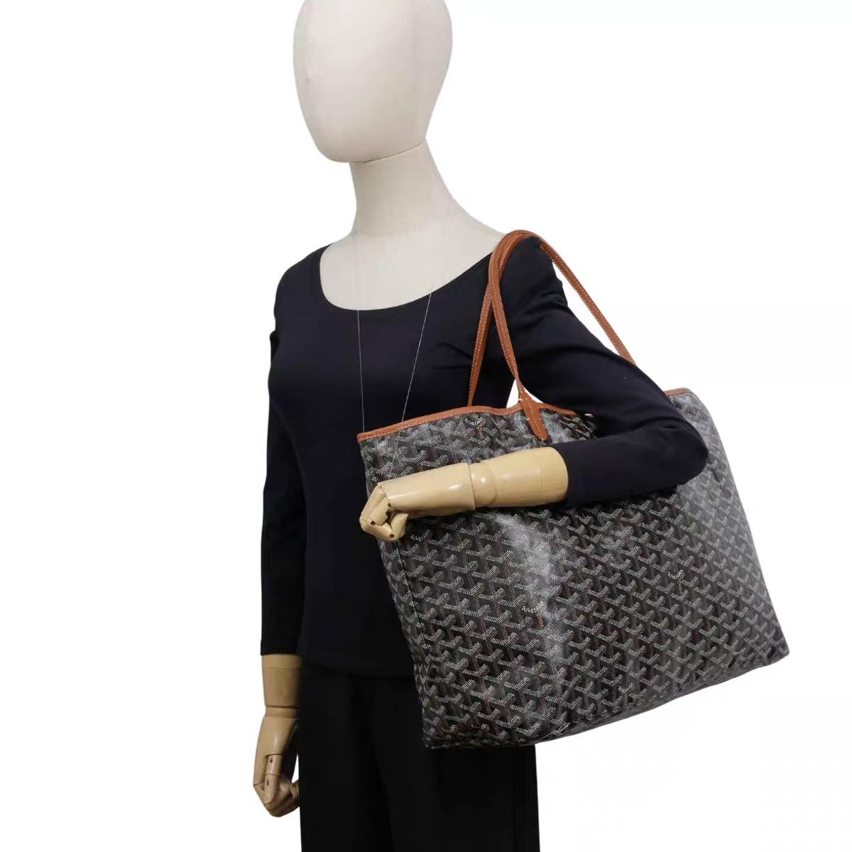 Goyard Saint Louis GM Tote Large Brown Goyardine Canvas 2020
Il s'agit de photos professionnelles du sac offert par Luxbags.
ÉTAT : EXCELLENT
Ce sac à main authentique est en excellent état et présente peu de signes d'usure à l'extérieur. Le sac à