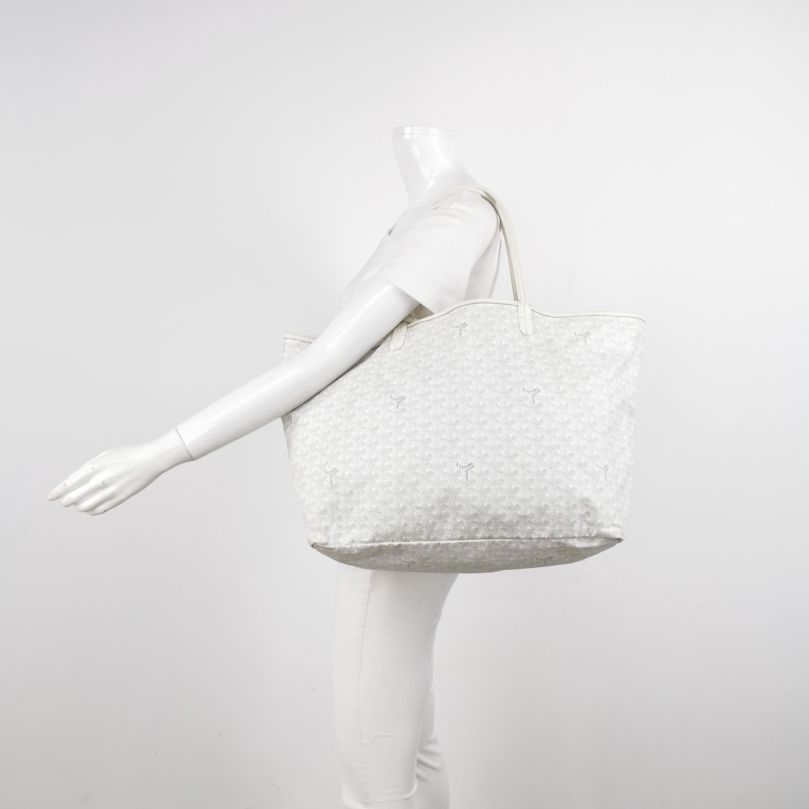 Goyard Saint Louis GM Tote Large White Goyardine Canvas 2011
Il s'agit de photos professionnelles du sac offert par Luxbags.
ÉTAT : TRÈS BON
Ce sac à main authentique est en très bon état avec de légers signes d'usure à l'extérieur. Les coins sont