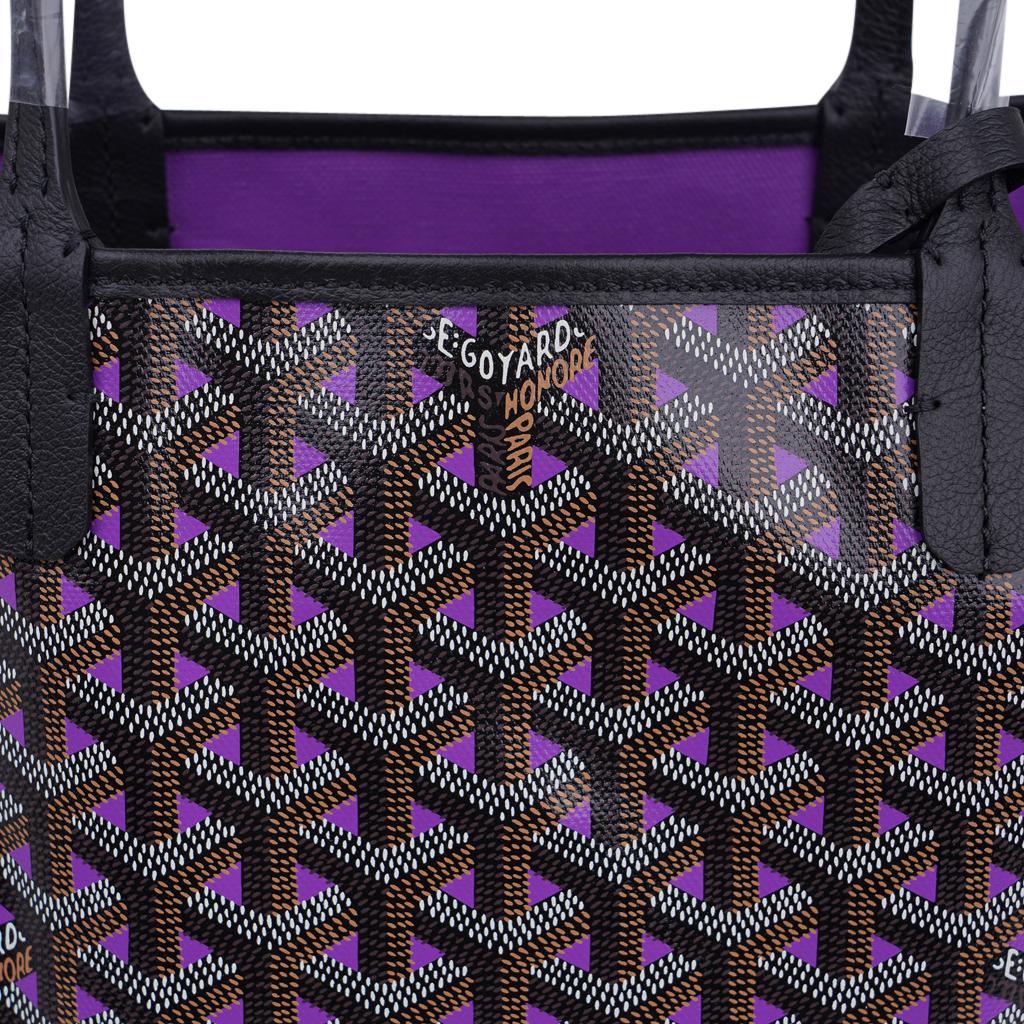 Guaranteed authentic Goyard Saint Louis PM Limited Edition Opaline Claire Voie Purple reversible tote.
Classic signature chevron print and calfskin leather.
Light weight and spacious this has become a favorite from celebrities to busy moms.
Flat