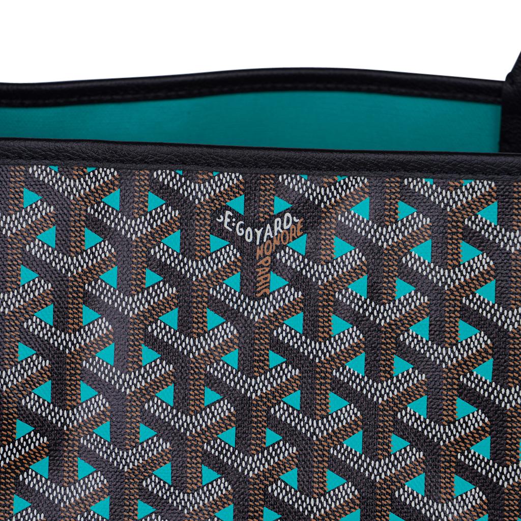 Guaranteed authentic Goyard Saint Louis GM Limited Edition Oplaine Claire Voie Teal Blue reversible tote.
Classic signature chevron print and calfskin leather.
Light weight and spacious this has become a favorite from celebrities to busy moms.
Flat