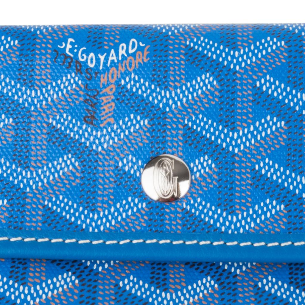 Guaranteed authentic Goyard Saint Louis PM Blue signature chevron print and calfskin leather coveted classic tote.
Light weight and spacious this has become a favorite from celebrities to busy moms.
Flat handles are long enough to carry over the