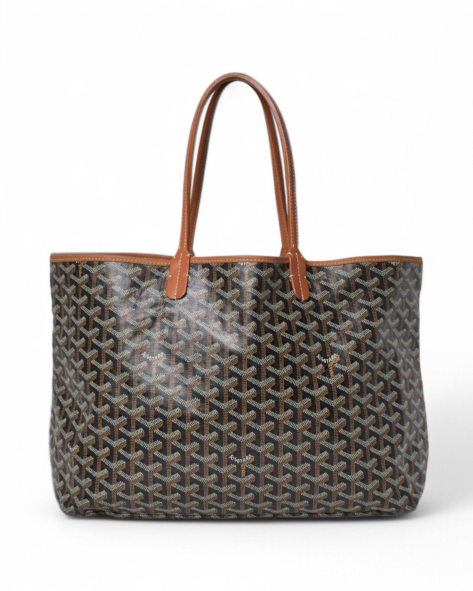 Borsa firmata Goyard, modello Saint Louis nella misura PM, realizzata in tela con inserti in pelle marrone chiaro e hardware argento. Non è dotata di nessuna chiusura, internamente rivestita in tessuto beige, abbastanza capiente. Munita di doppio