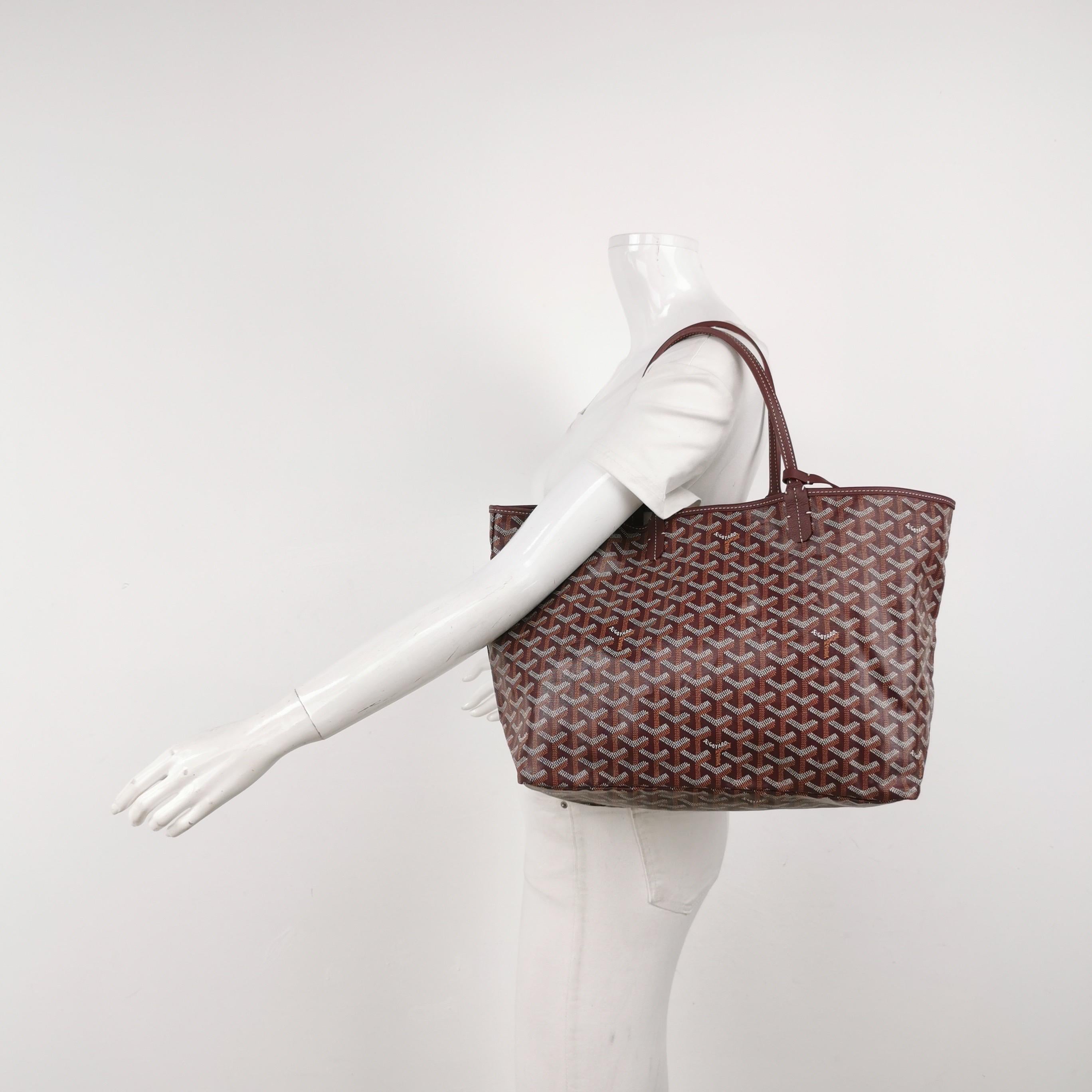 Goyard Saint Louis PM Medium Burgundy Goyardine Tote 2020
Queste sono foto professionali della borsa offerta da Luxbags.
CONDIZIONI: PERFETTO COME NUOVO
DETTAGLI

Goyard
Saint Louis
Borgogna
Dimensione PM/ Media
Larghezza 34 x Altezza 28 x