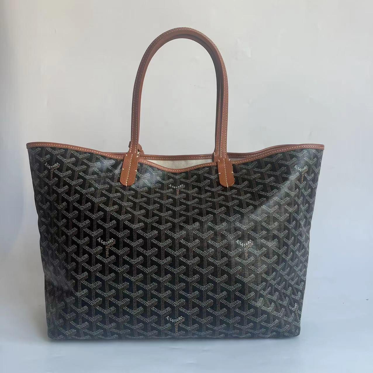 CONDIZIONI: OTTIME

Usato in ottime condizioni con sfregamenti intorno agli angoli, leggere crepe intorno alla cera lungo i bordi dei manici. Gli interni sono stati puliti professionalmente. 

DETTAGLI:

Marchio: Goyard
Model No: Saint Louis