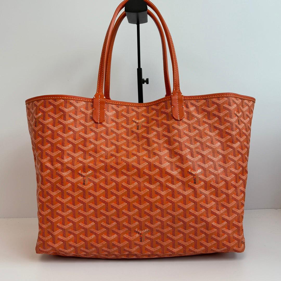 Goyard Saint Louis PM Tote Naranja Mediano 2018
 Estas son fotos profesionales de la bolsa real.
 ESTADO: MUY BUENO
 Este bolso Goyard de segunda mano está en muy buen estado, con un mínimo roce en las esquinas. La cera de la correa del hombro se