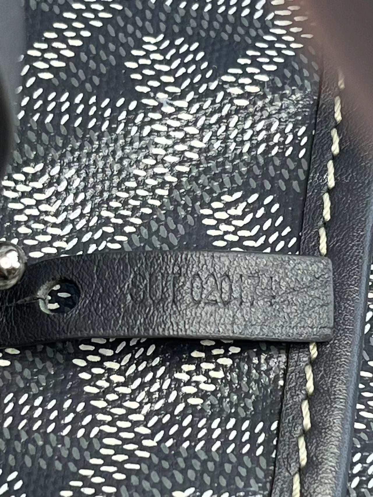 Offrez-vous le luxe et la sophistication avec le Goyard Saint Louis Tote GM Large. Impeccablement confectionné, ce fourre-tout le plus léger du monde arbore un magnifique imprimé en toile de Goyardine grise. Élevez votre style avec cette pièce
