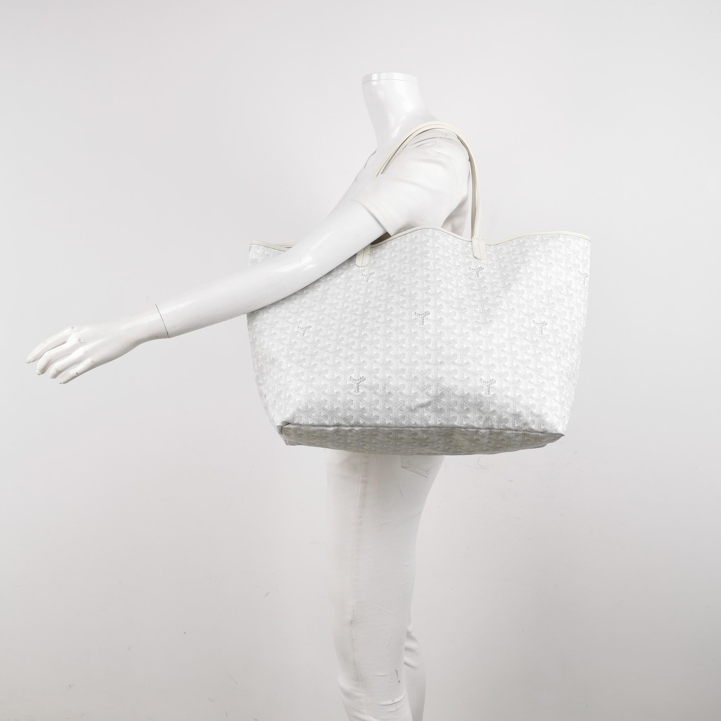 ÉTAT : EXCELLENT

Ce sac à main authentique est en excellent état et présente peu de signes d'usure à l'extérieur. Légères fissures le long de la cire des bretelles. Éraflures dans les coins 

DÉTAILS :

Marque : Goyard
Modèle : Fourre-tout Saint