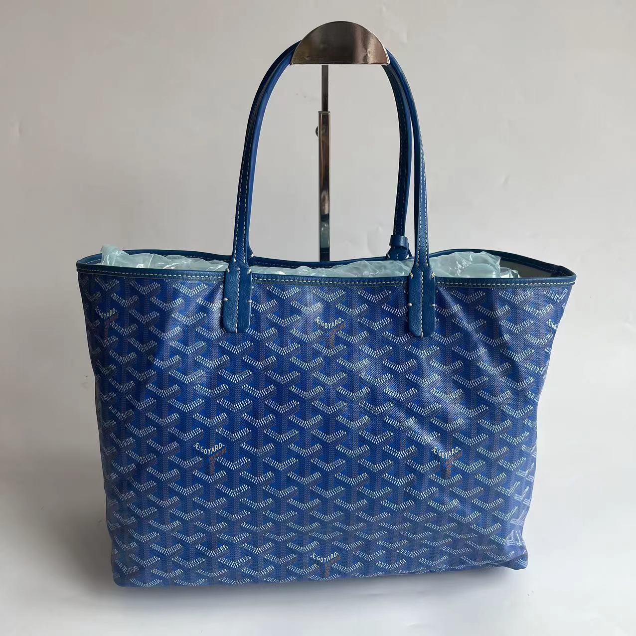 ÉTAT : EXCELLENT

Ce sac à main authentique est en excellent état, avec de légers frottements aux quatre coins. Légères craquelures le long de la cire des bords. 

DÉTAILS :

Marque : Goyard
Modèle : Fourre-tout Saint Louis
Pays d'origine :