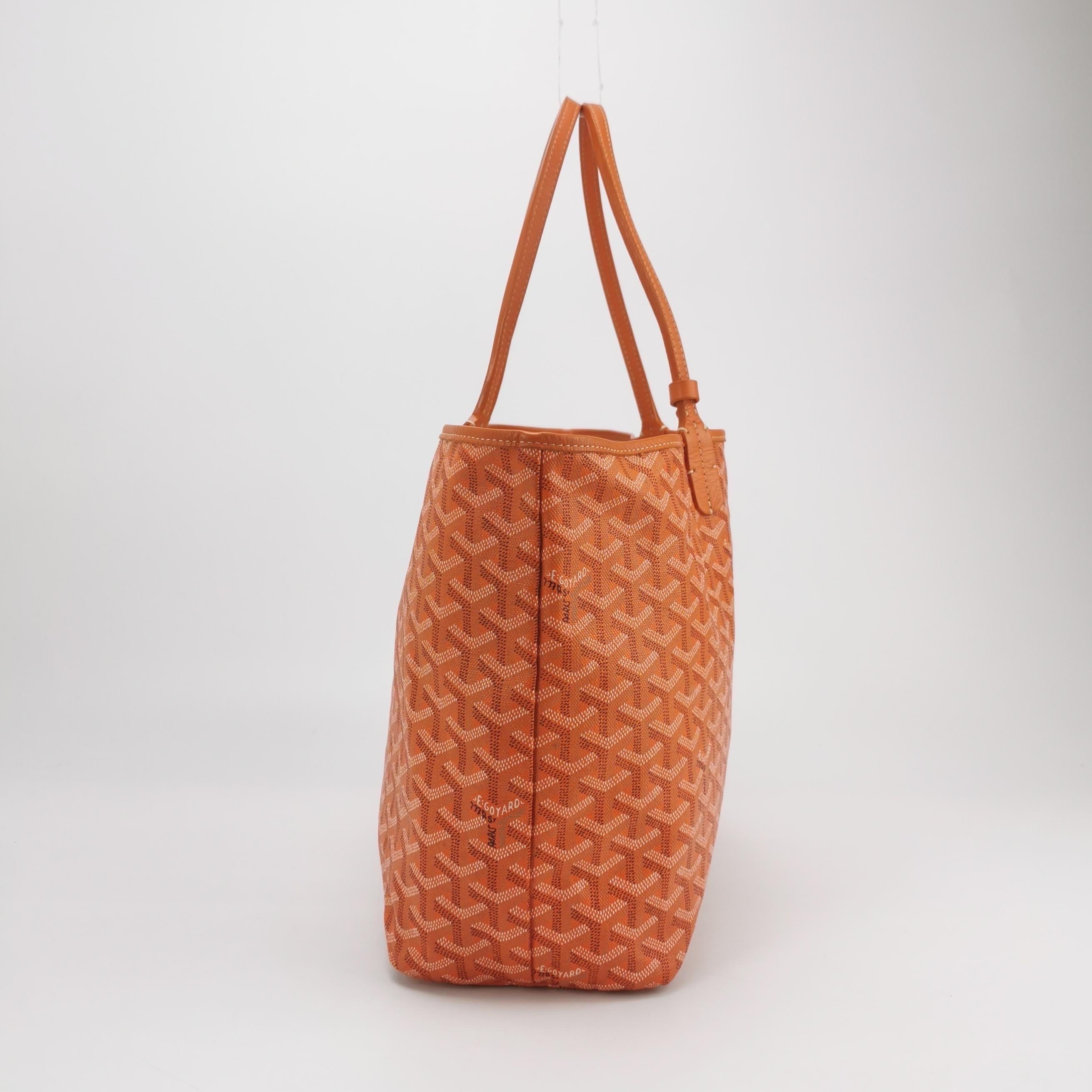 CONDIZIONI: OTTIME

Questa tote Goyard è in ottime condizioni, con leggeri sfregamenti intorno agli angoli. Pieghe e leggere macchie su tutta la borsa. Macchie all'interno. Crepe lungo la cera delle cinghie. 

DETTAGLI:

Marchio: Goyard
Model No: