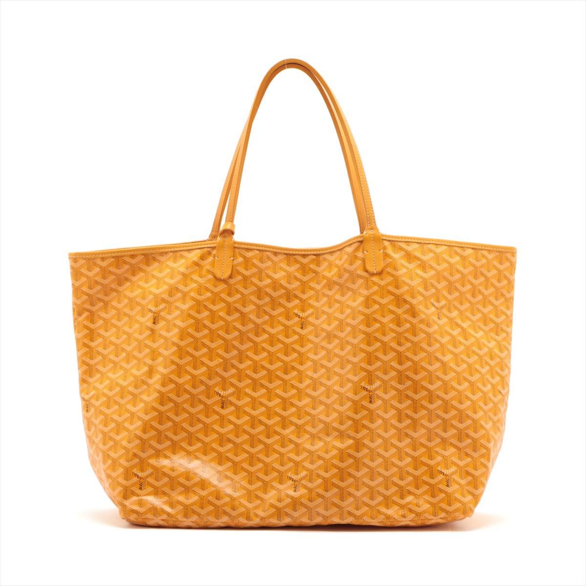El Bolso Tote Goyard Saint Louis Artois GM en amarillo ofrece una mezcla de elegancia atemporal y practicidad. Confeccionado con la emblemática lona Goyardine, el bolso presenta el característico estampado chevron, sinónimo de la marca Goyard. Su
