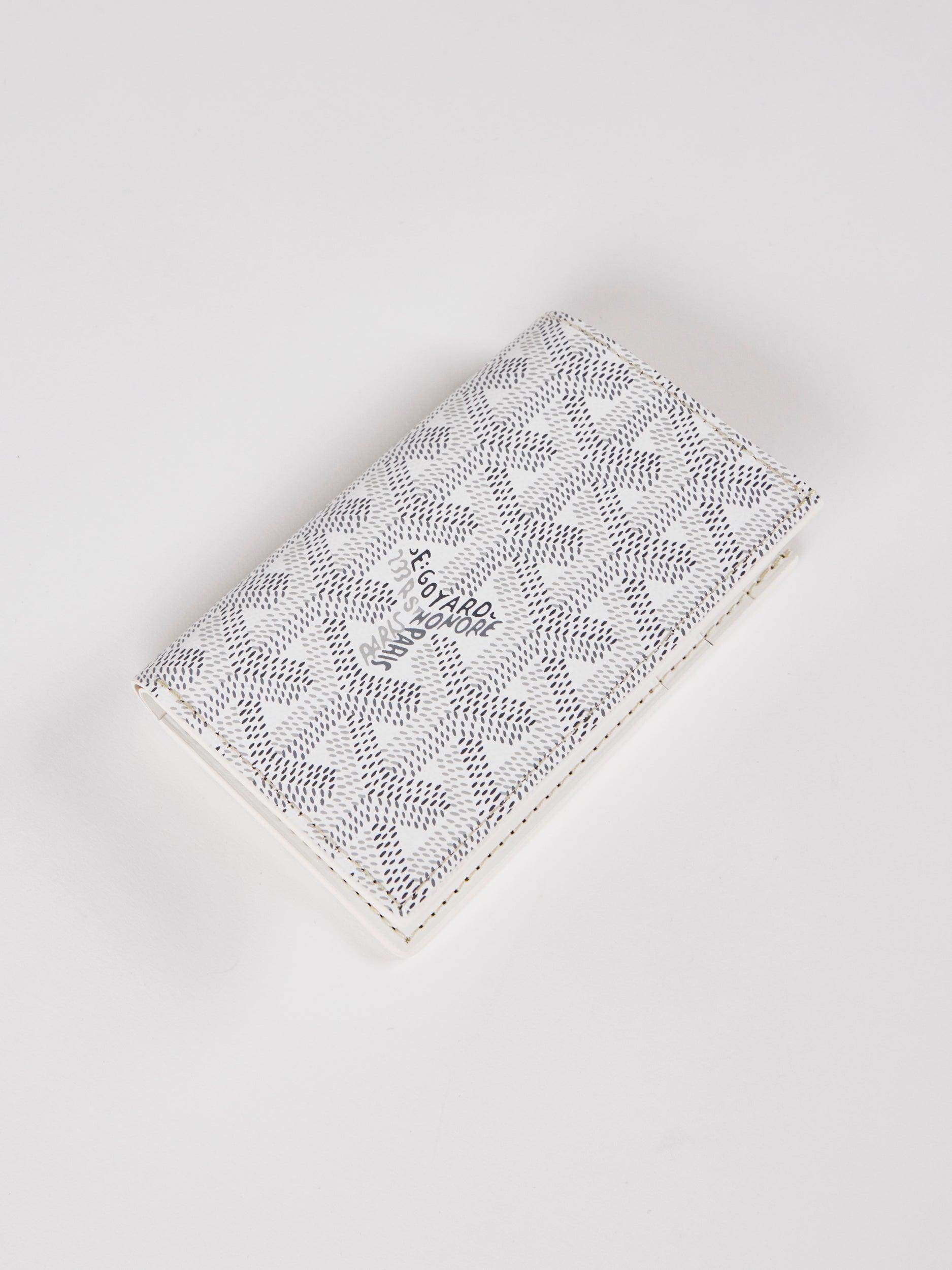 Goyard Saint-Pierre Card Wallet in White

Goyardine Canvas & Vauzelles Calfskin 

Accompanied by: Dustbag

Dimensions: 11 x 1.5 x 7.5 cm


