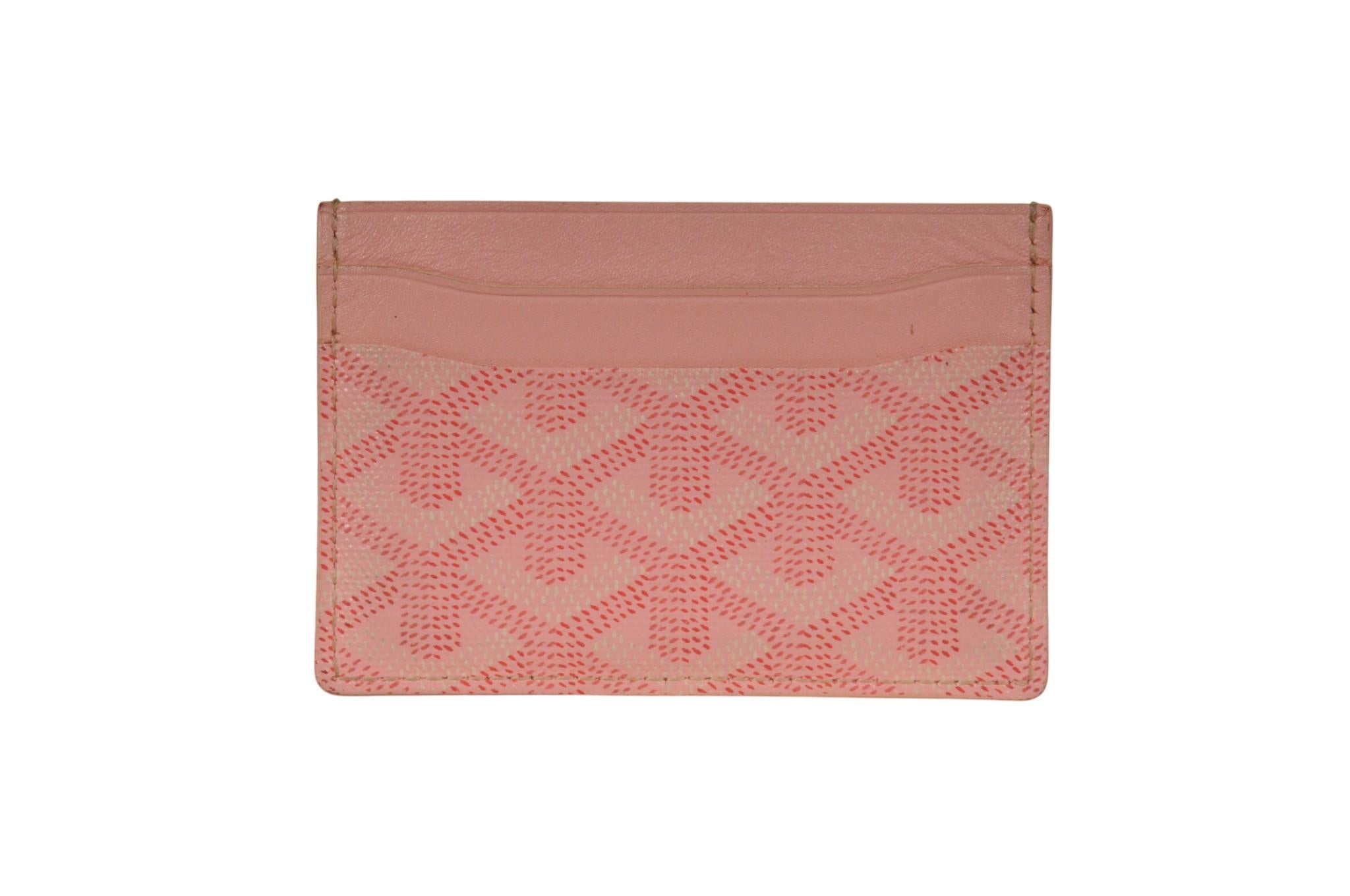 - Extérieur rose

- Quatre fentes pour cartes

- Fabriqué en France

- Livré avec une boîte et un chiffon de nettoyage



Condit : 

Le portefeuille est en très bon état et ne présente pas d'imperfections majeures. 



Mesures : ( Approximativement