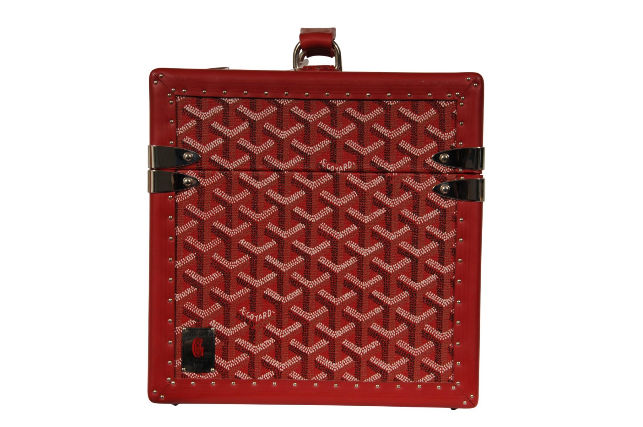 Goyard Sardaigne Vanity Zug Fall Storage Box Hard Sided Travel Trunk Red Siver im Zustand „Hervorragend“ im Angebot in North Miami, FL