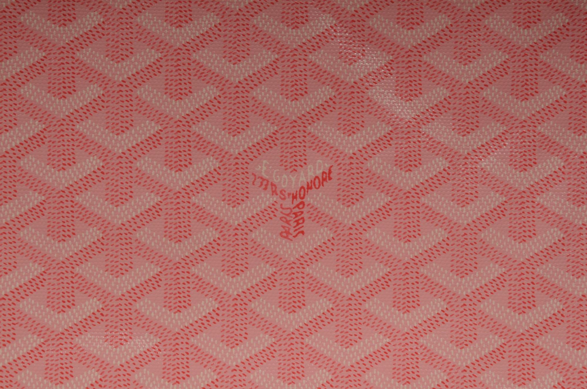 - Exterior rosa

- Cierre de cremallera

- Fabricado en Francia

- Viene con bolsa antipolvo de recambio



Estado: 

La bolsa está en general en muy buen estado, sin grandes imperfecciones 



Medidas: ( Aproximadamente En Pulgadas ) 

11 L x 8 A x