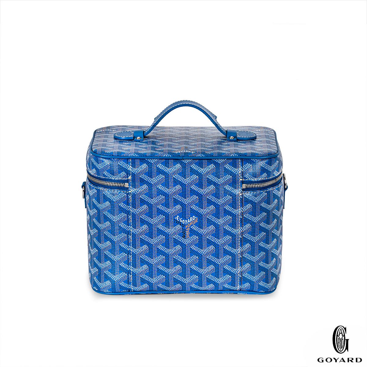 Un superbe Vanity Case Muse de Goyard. L'extérieur est réalisé en toile Goyardine bleu ciel et en cuir de veau Cervon, complété par des ferrures en palladium et une double fermeture à glissière. L'intérieur comporte une doublure en coton jaune