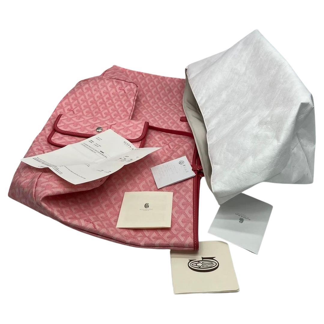 Goyard Special Edition Pink Saint Louis GM Large Tote 2018
Il s'agit de photos professionnelles du sac offert par Luxbags.
Condit : EXCELLENT
Ce fourre-tout Goyard d'occasion est en excellent état. Légères fissures sur la cire le long des poignées.